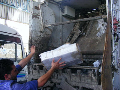 بلدية رفح تقوم بإتلاف كميات من المعلبات