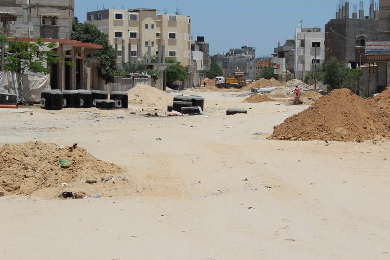 بلدية رفح تبدأ بتوسيع شارع عمر بن الخطاب وتشرع بتنفيذ عدة مشاريع في المدينة