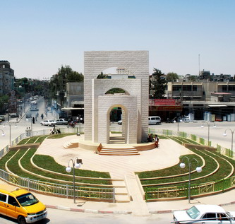 تركيب لوحات إرشادية للحفاظ على نظافة ميدان الشهداء