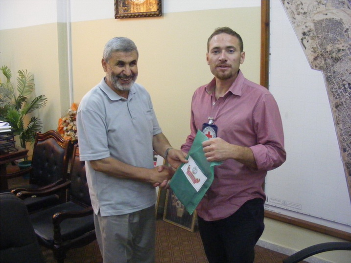 بلدية رفح تودع مدير مكتب الصليب الأحمر السابق وتستقبل المدير الجديد