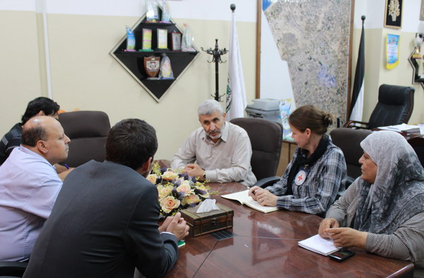 بلدية رفح تستقبل وفدا من الصليب الأحمر لمناقشة أوضاع المحافظة