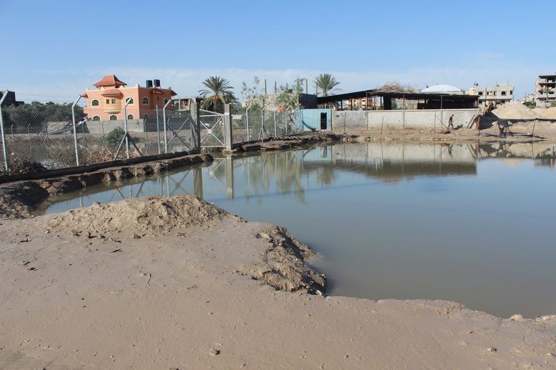 انهيارات في محطة تجميع مياه الأمطار الجديدة في رفح .