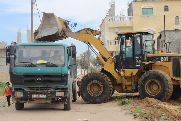 بلدية رفح تنفذ حملة لإزالة التعديات في شارع صنعاء