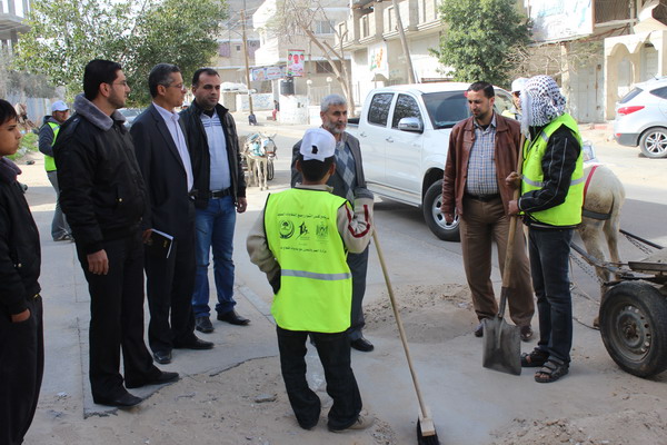 رئيس بلدية رفح ينظم جولة لتفقد مستوى النظافة في المدينة