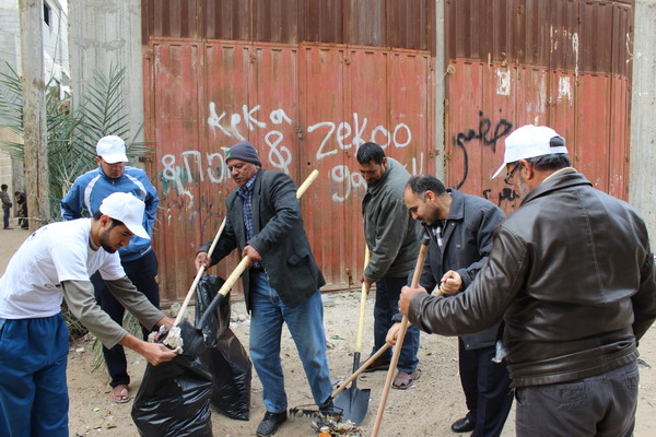 بلدية رفح تنظم حملة نظافة في شارع الشهيد عائد البشيتي