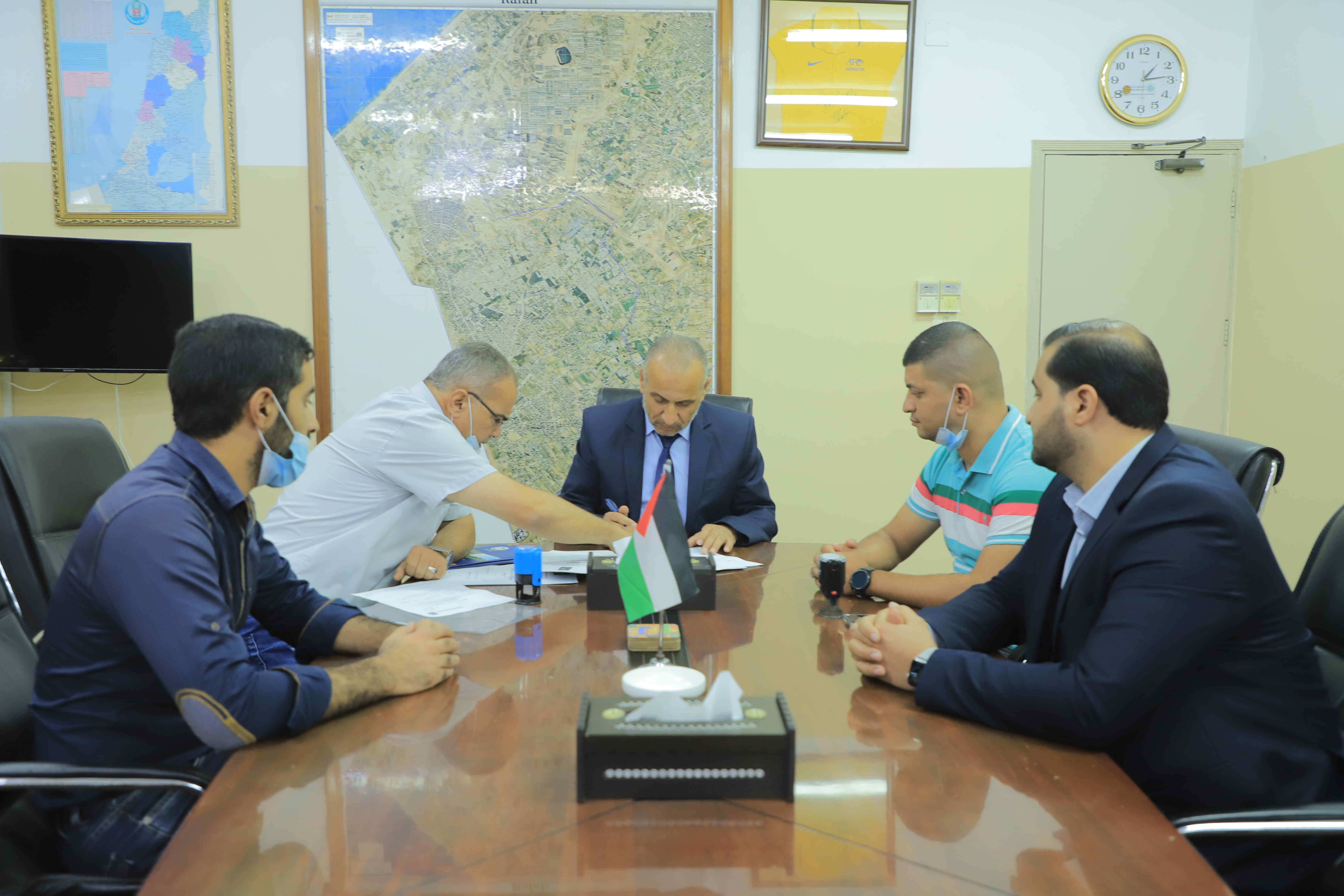 بلدية رفح توقع مذكرة مشروع إنشاء ملعب معشّب بحي المواصي