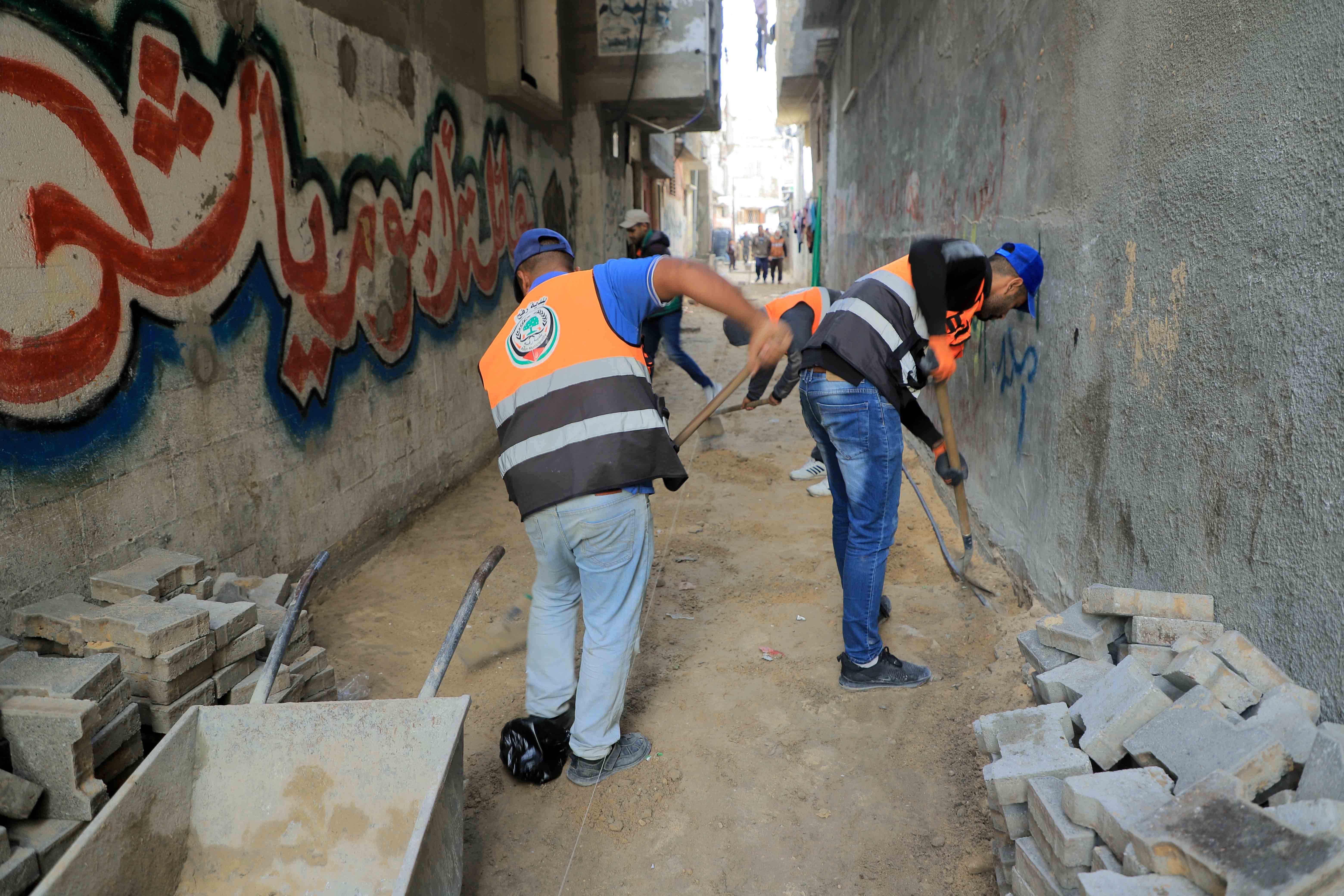 بلدية رفح تنجز أعمال موائمة شارعٍ لذوي الاحتياجات الخاصة