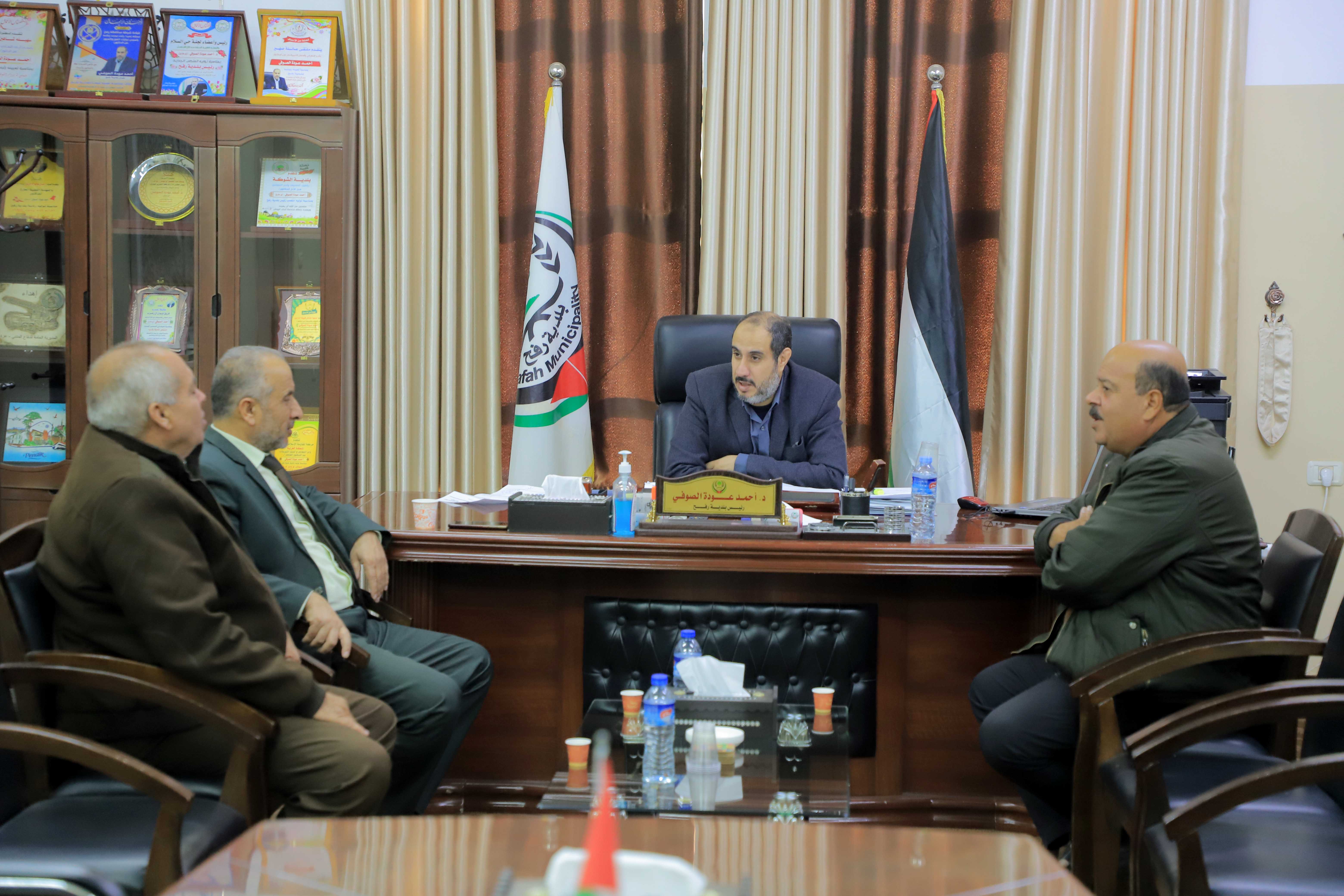 رئيس بلدية رفح يناقش مع نقابة الصيادين واقع قطاع الصيد في المدينة