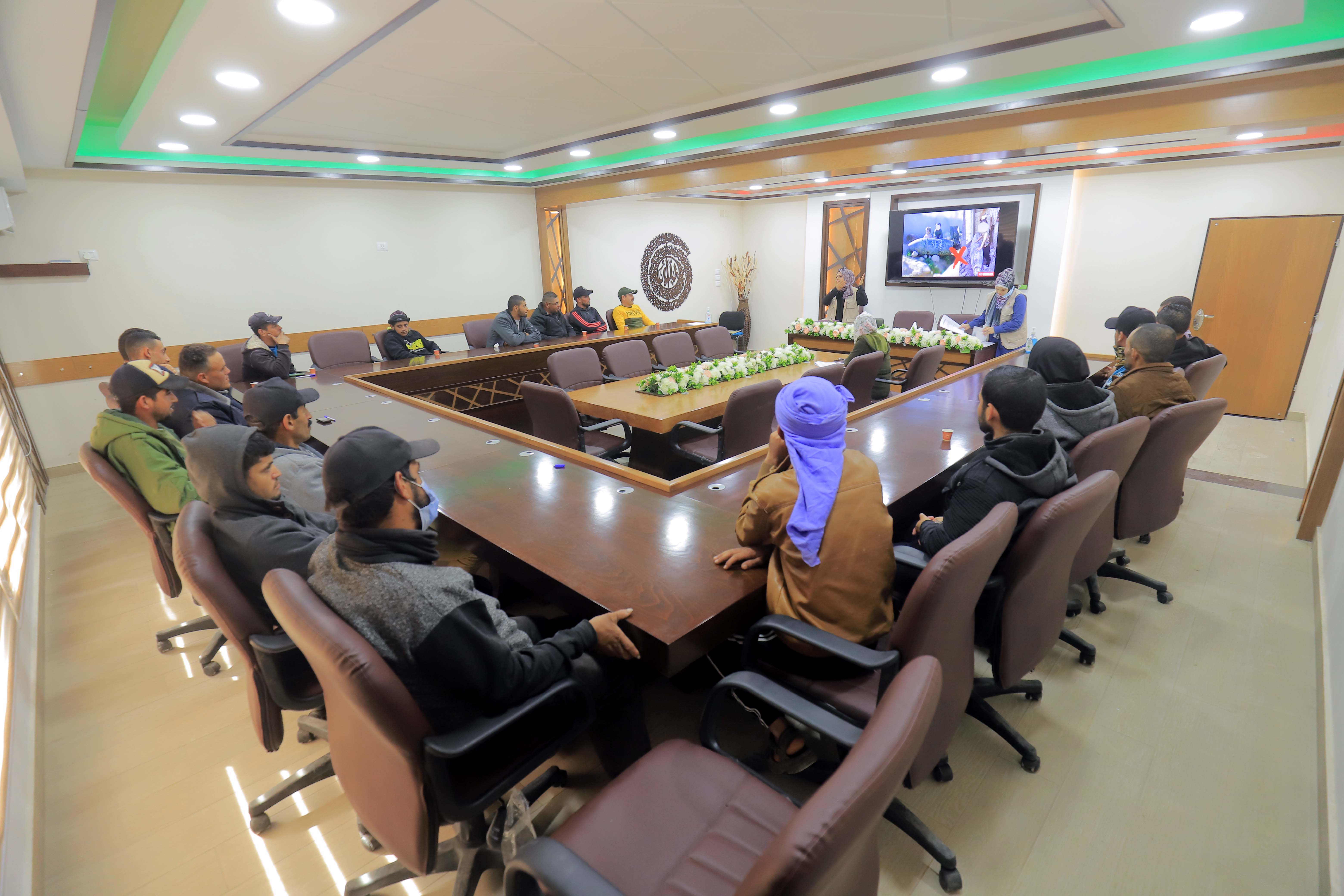 بلدية رفح تنظم محاضرة لتوعية صناع الجمال بمخلفات الحروب