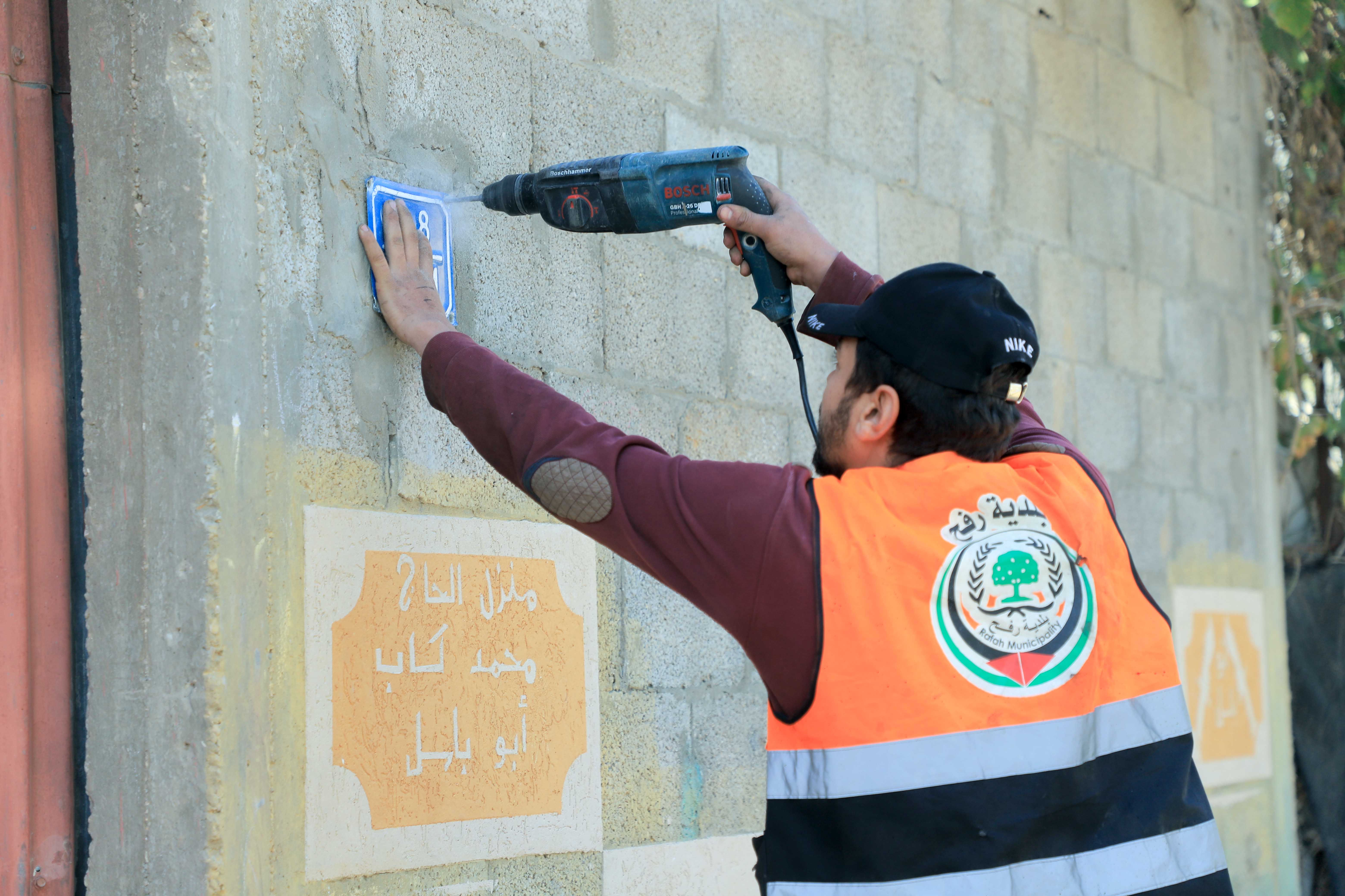 بلدية رفح تختتم مشروع تركيب لوحات الترقيم لشوارع ومباني المدينة