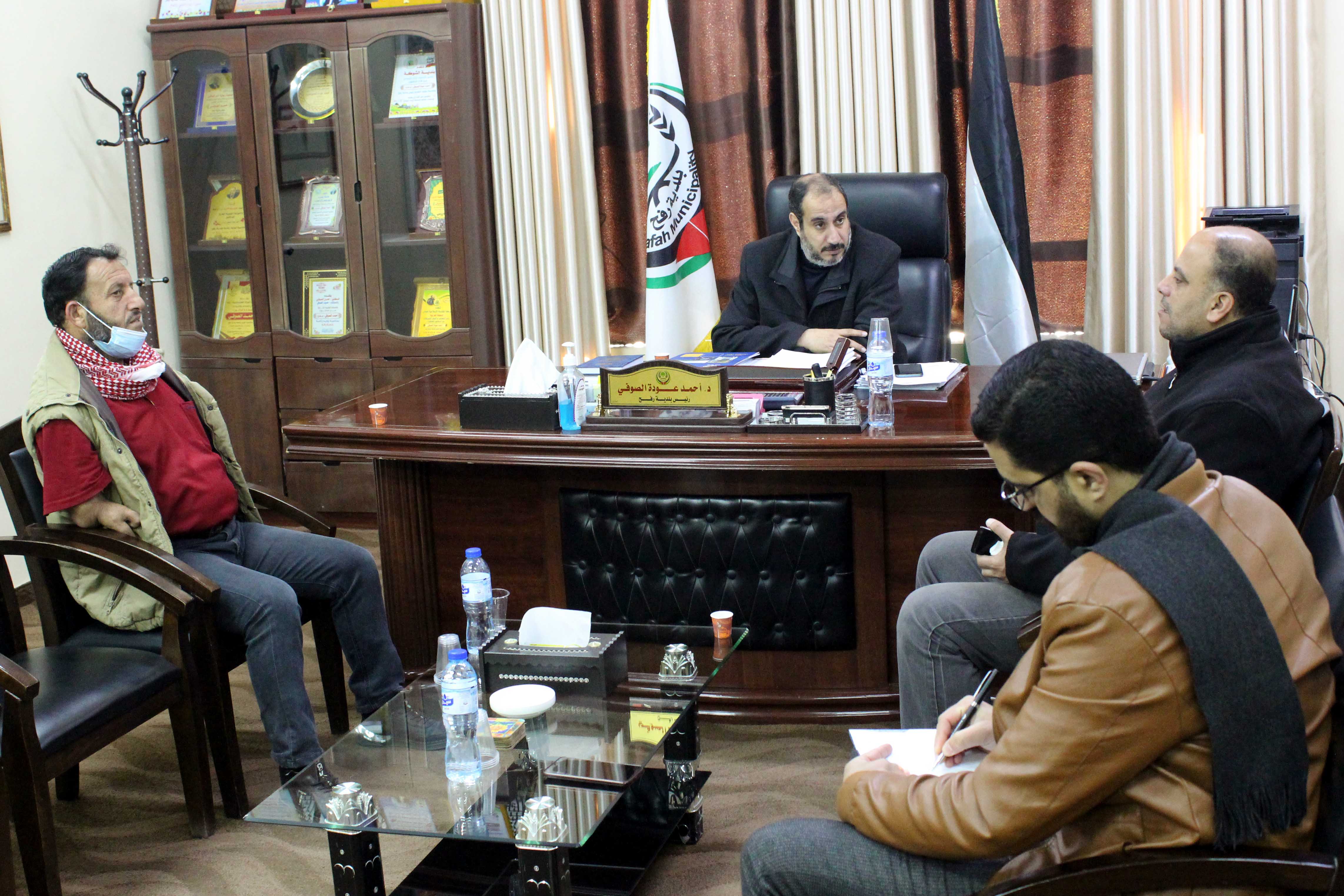 بلدية رفح تناقش واقع وحقوق ذوي الإعاقة مع جمعية الأصدقاء