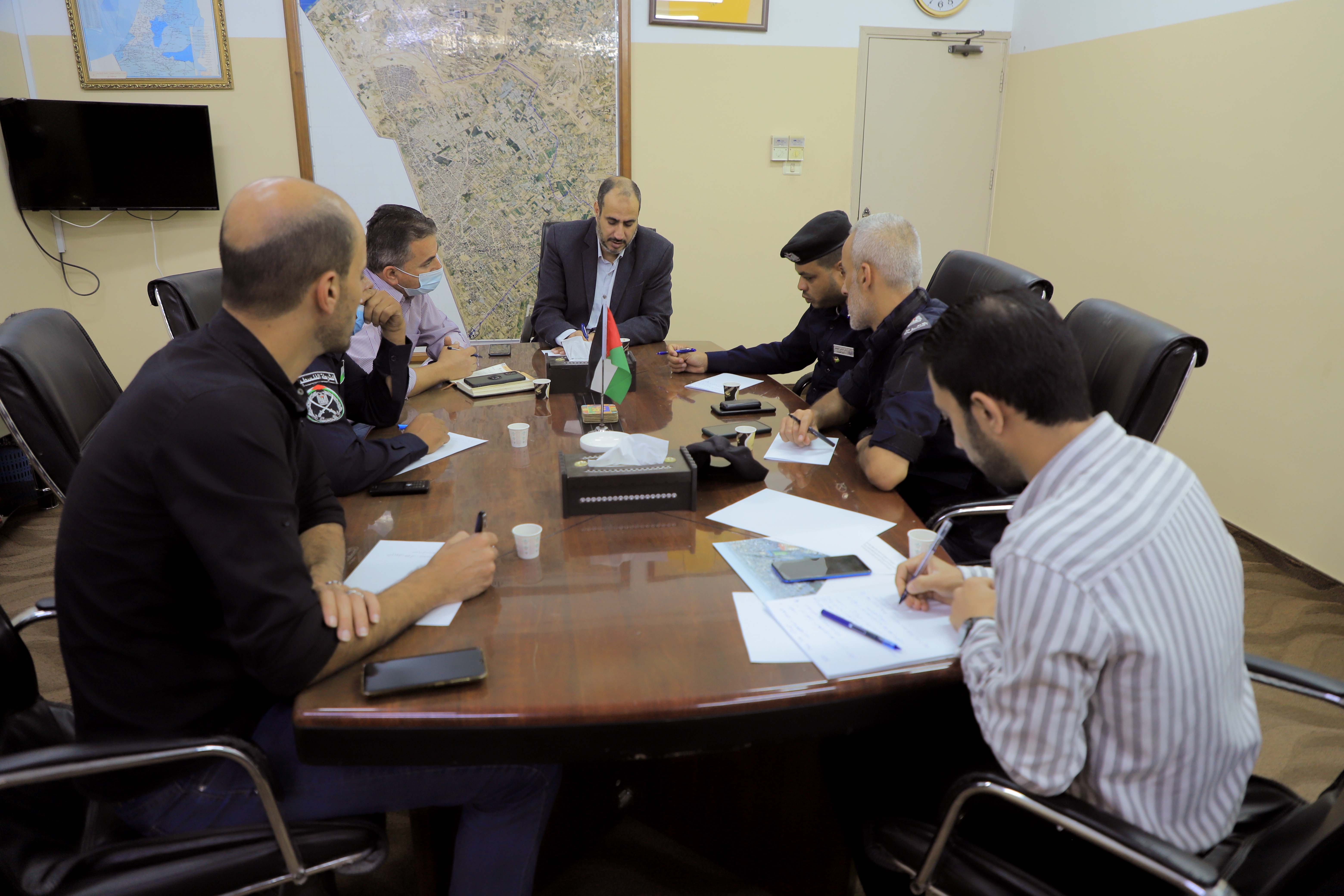 بلدية رفح تبحث مع شرطة المرور آليات تنظيم الحركة المرورية