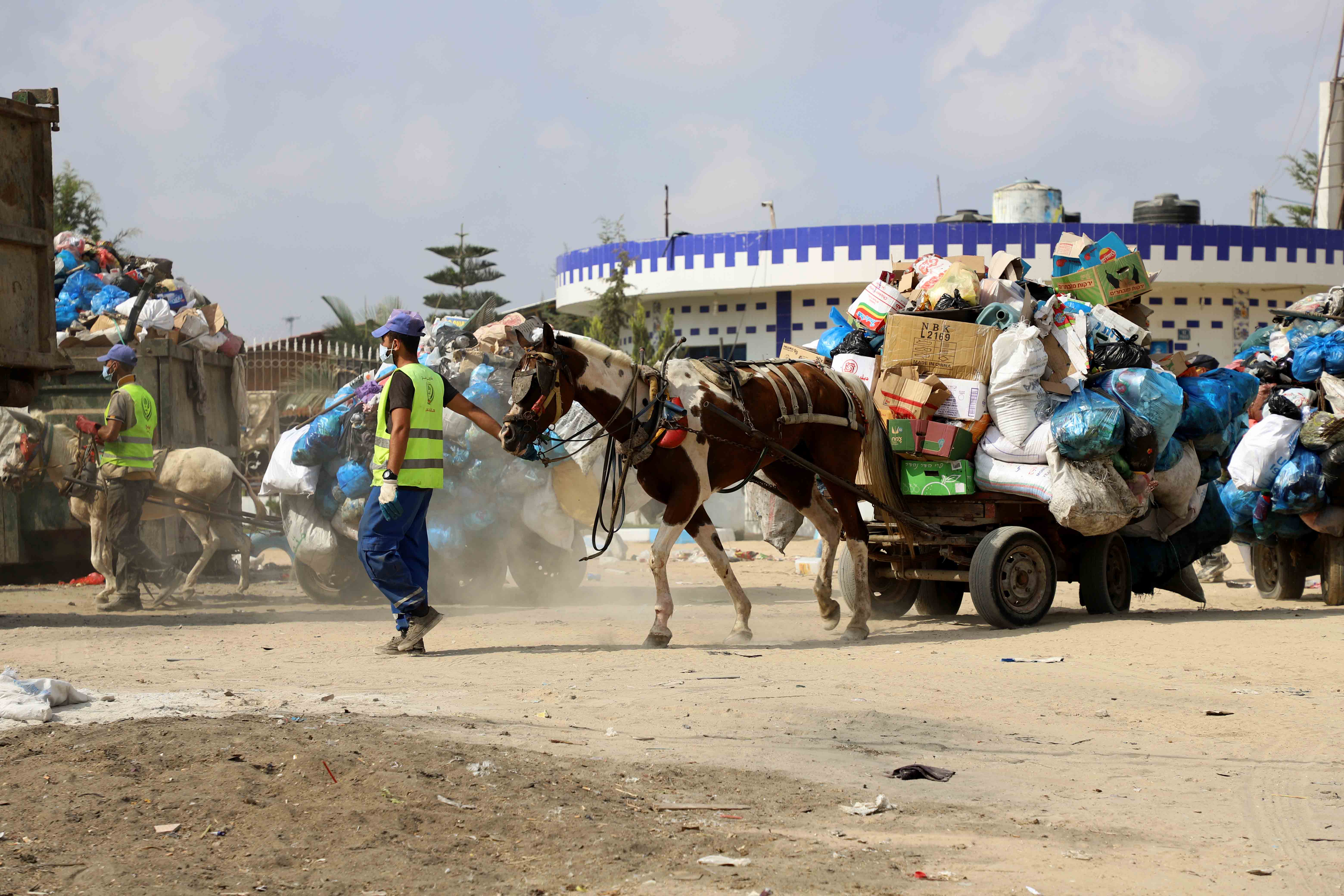 بلدية رفح تجمع وترحل 2860 طنًّا من النفايات خلال أكتوبر الماضي