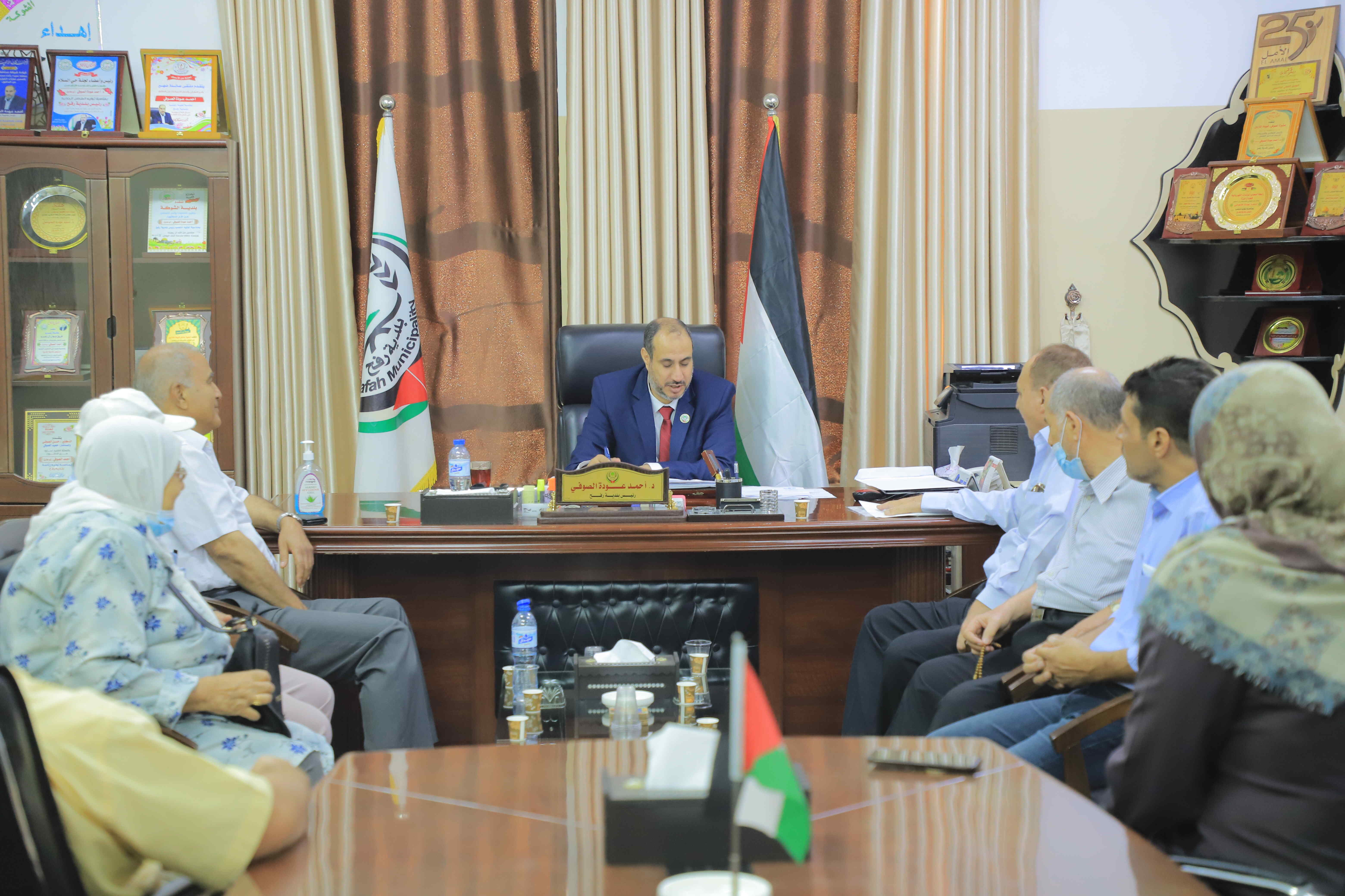 بلدية رفح تبحث مع وفد الهلال الأحمر آفاق التعاون المشترك