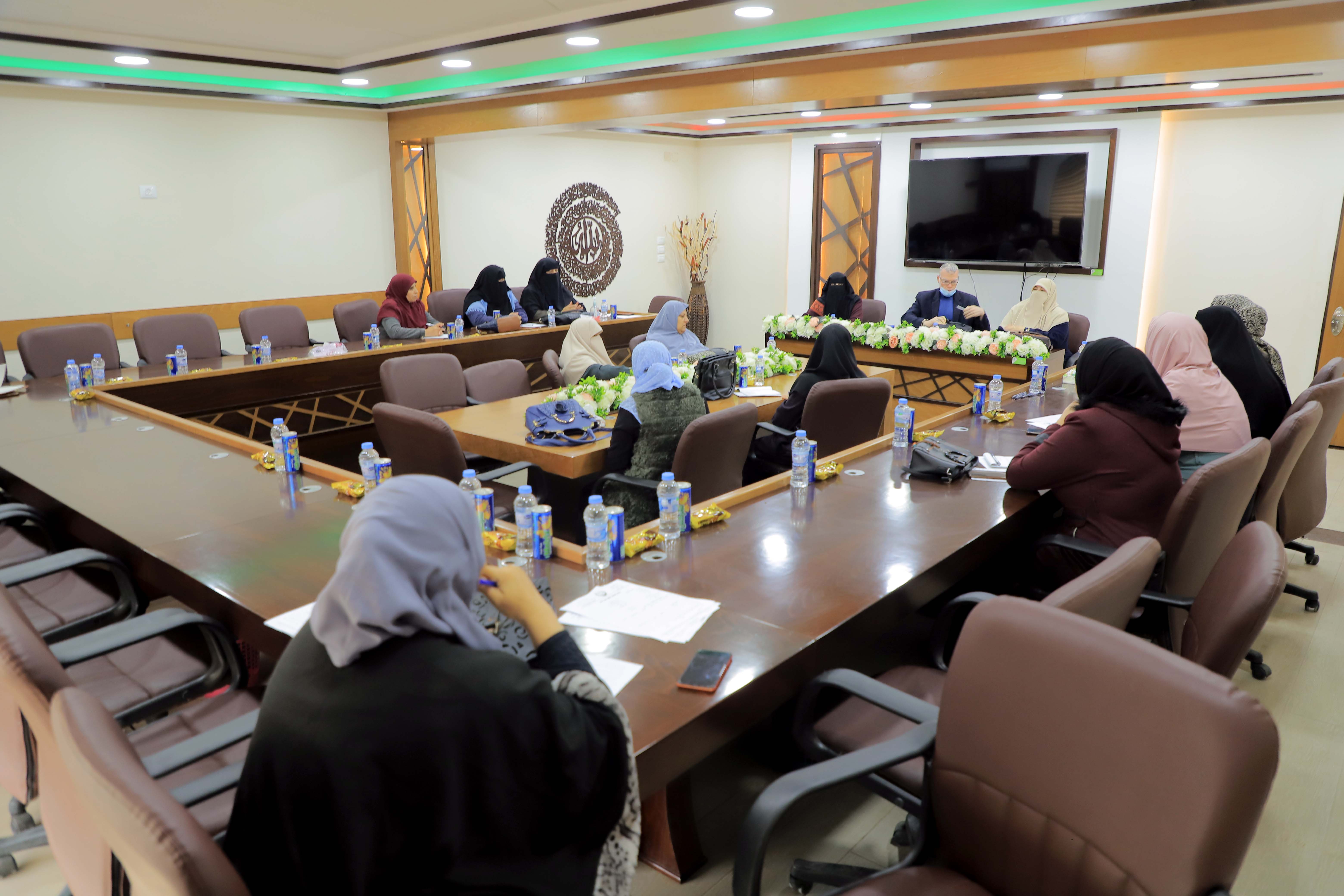 بلدية رفح تعقد لقاءً لعضوات لجان الأحياء حول تعزيز دور المرأة ومشاركتها في صنع القرار