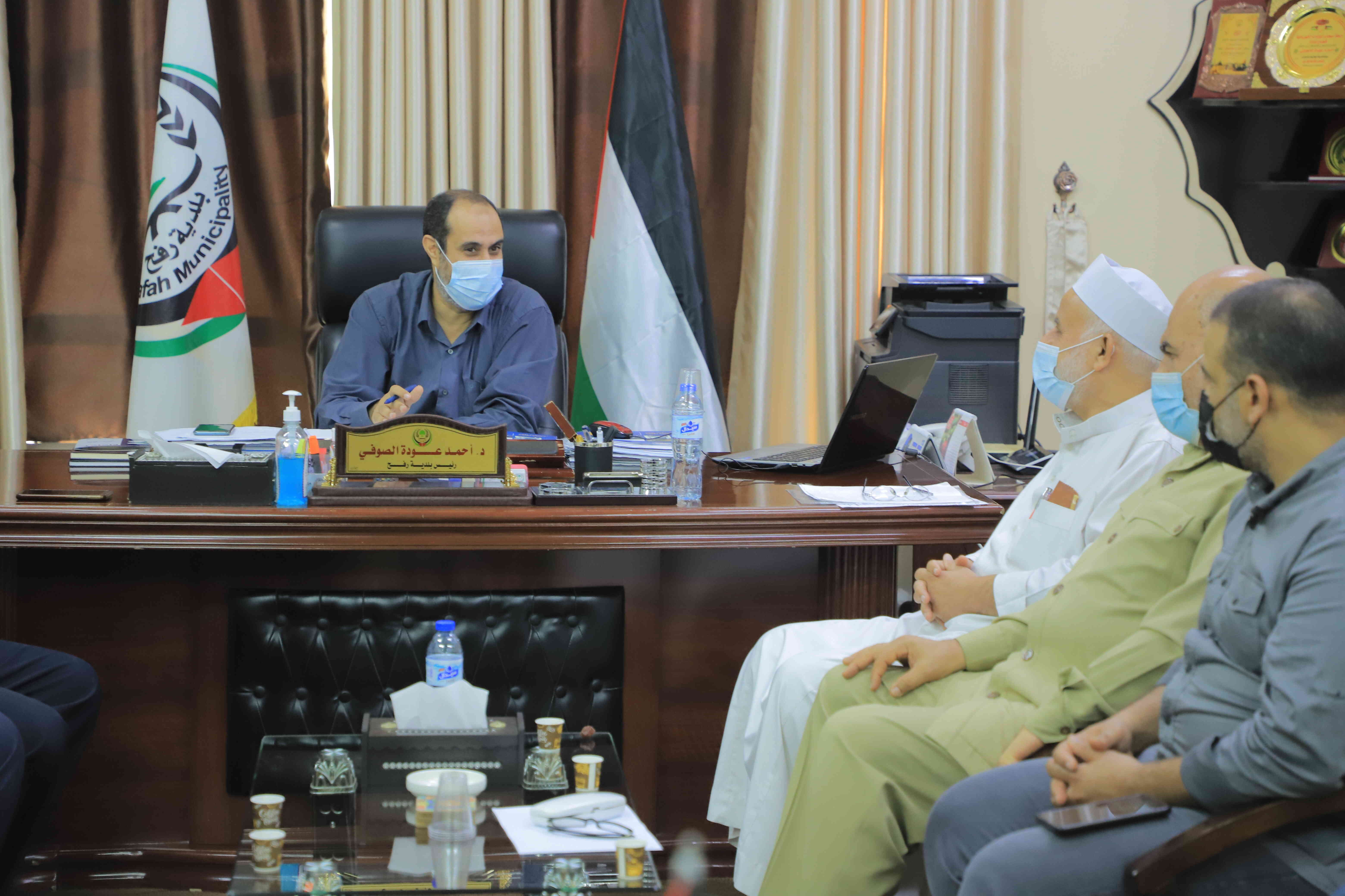 بلدية رفح تناقش عددًا من القضايا مع وفد المجلس التشريعي
