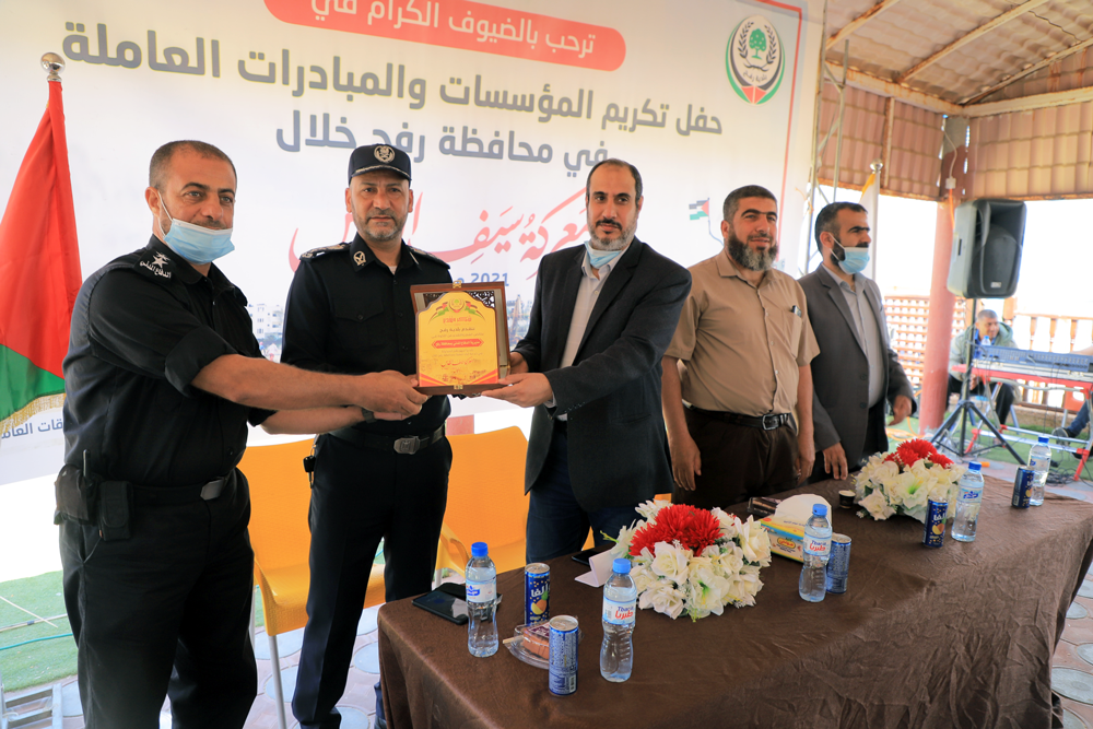 بلدية رفح تكرم المؤسسات والمبادرات العاملة برفح خلال العدوان الأخير