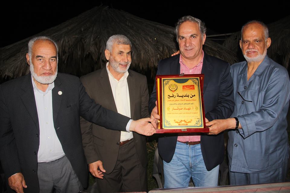 بلدية رفح تكرم 