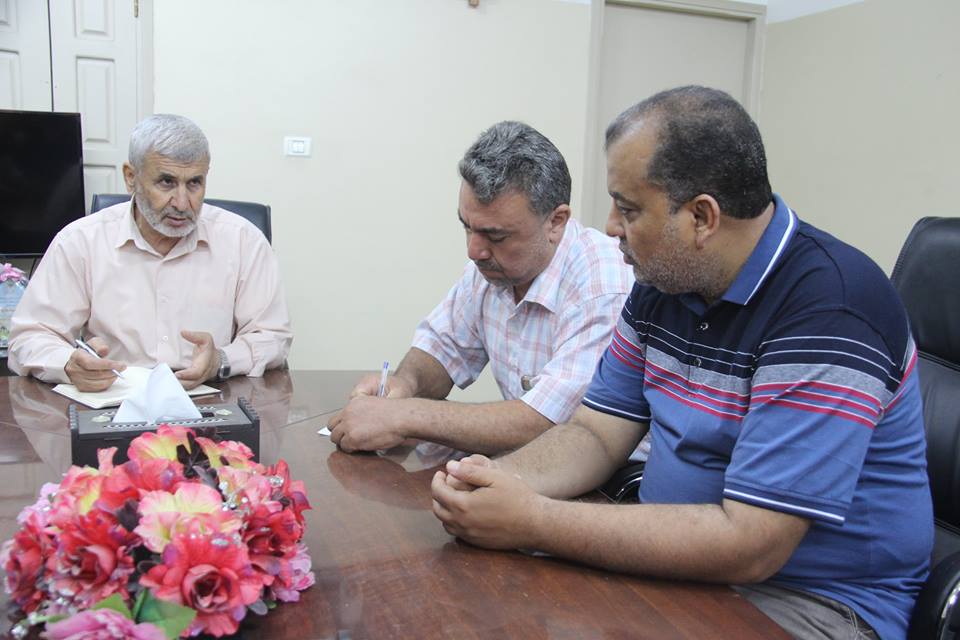 رئيس بلدية رفح أ. صبحي أبو رضوان يناقش مع أعضاء اللجنة الفنية