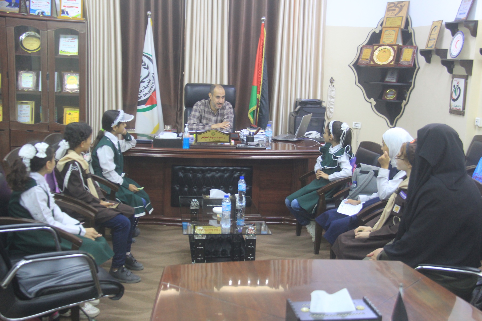 الصوفي يستقبل وفدًا من مدرسة محمد يوسف النجار الأساسية للبنات