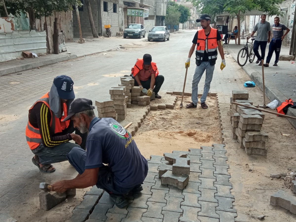 طواقم بلدية رفح تنفذ أعمال صيانة طرق في حيي البرازيل والصيامات