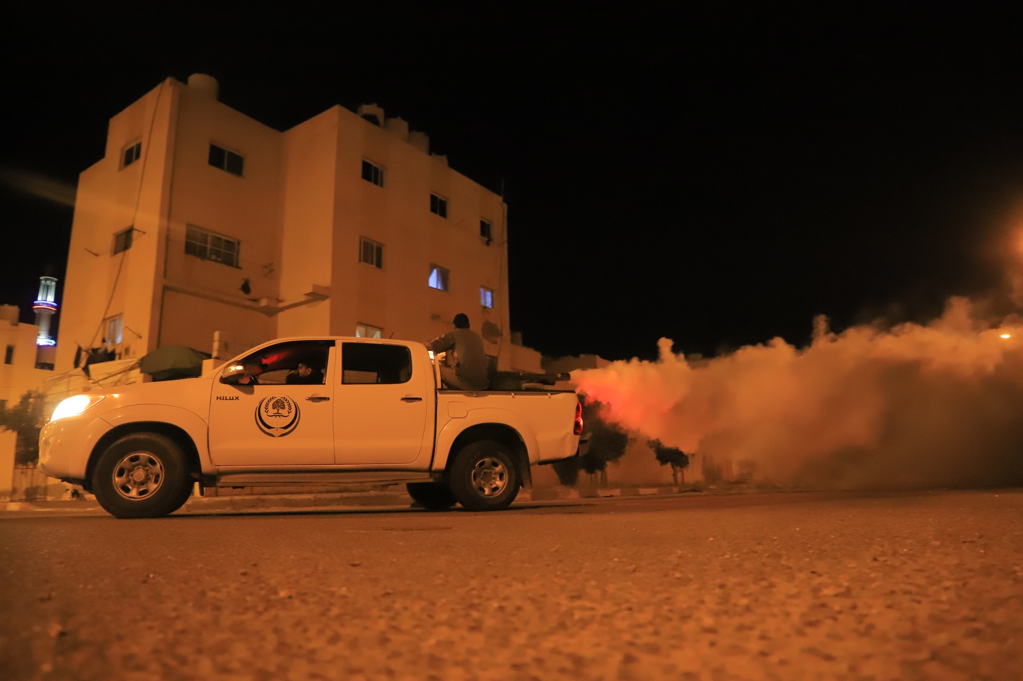 بلدية رفح تواصل مكافحة حشرة البعوض