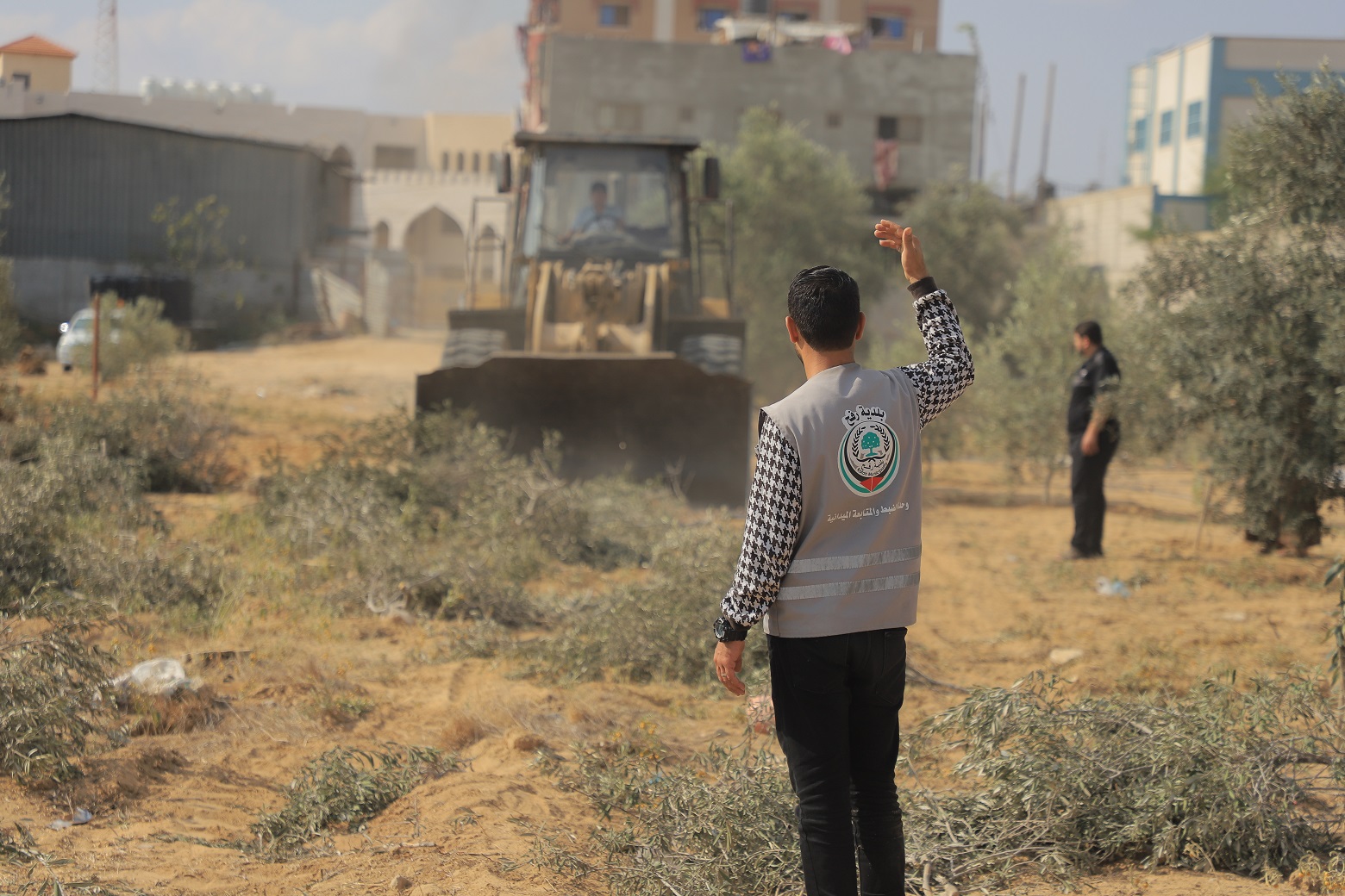 بلدية رفح تفتح شارعًا مهمًا في الحي الإداري