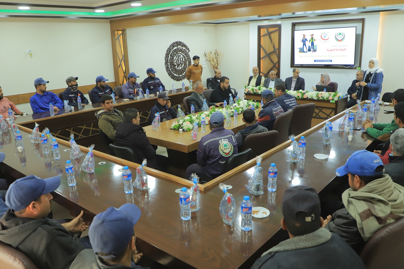 بلدية رفح تنظم ورشة حول السلامة المهنية لصناع الجمال وتكرمهم