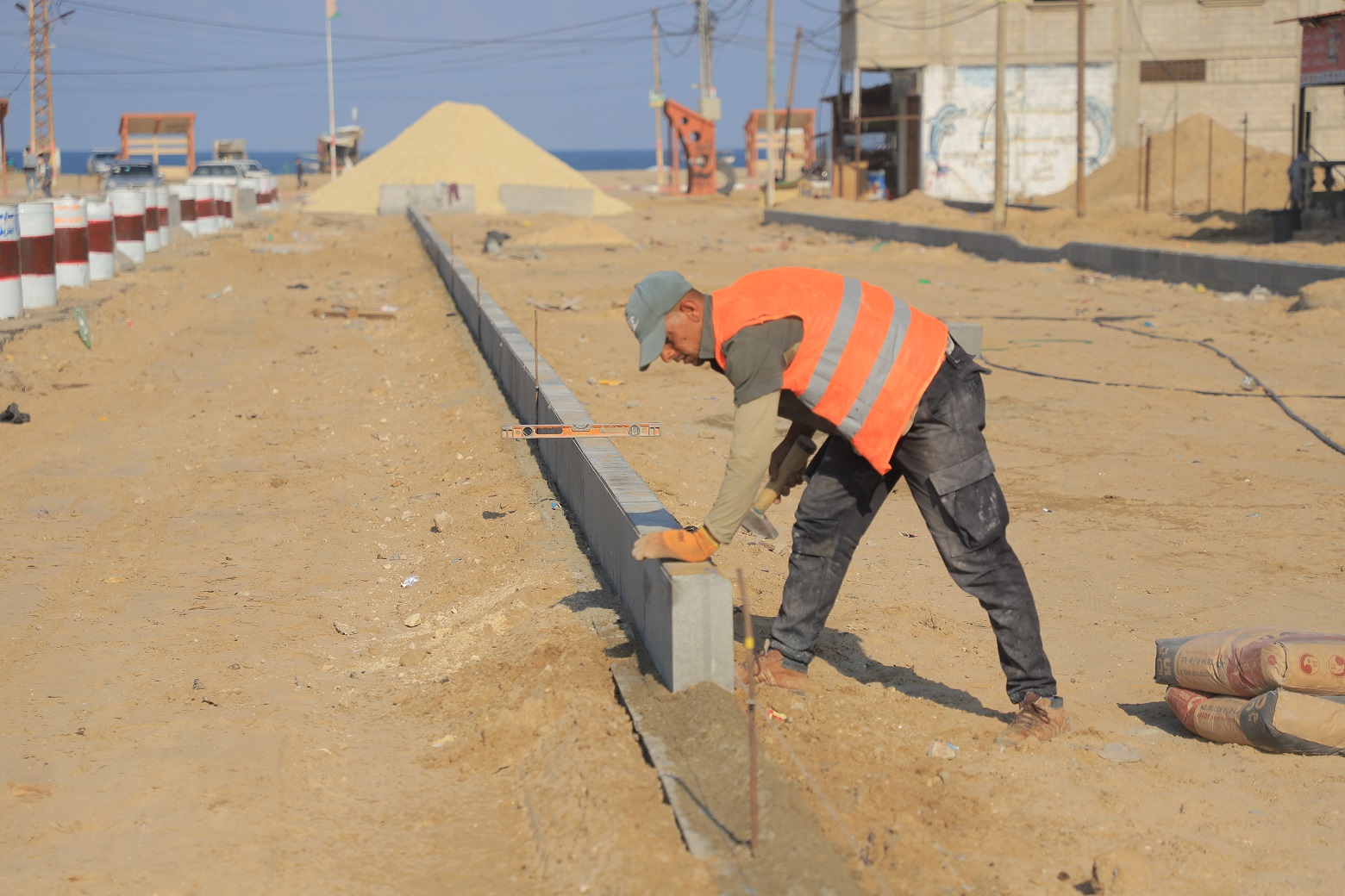 بلدية رفح تواصل العمل بمشروع إعادة تأهيل شارع أبو بكر