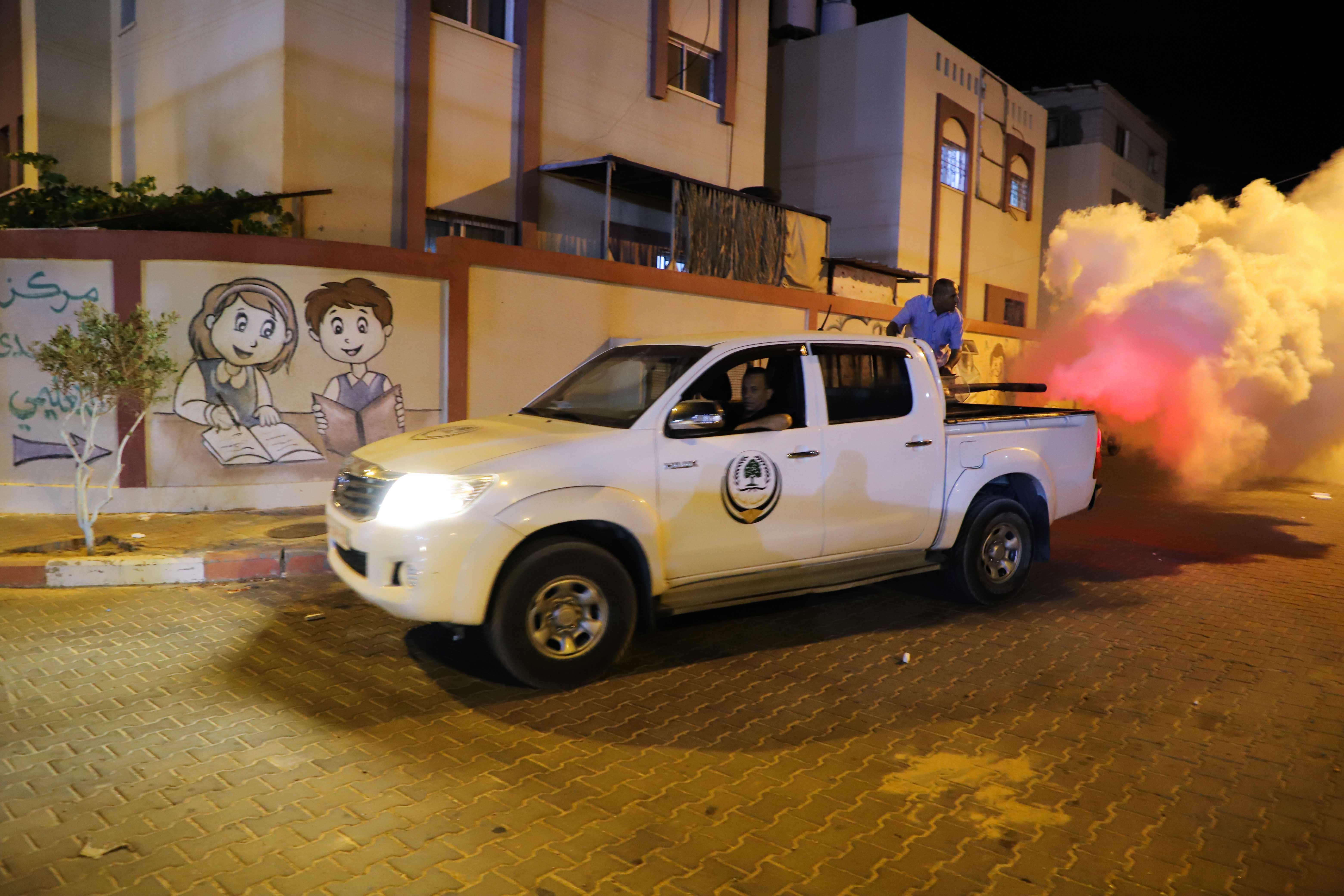 بلدية رفح تواصل حملتها لمكافحة البعوض والحشرات الضارة