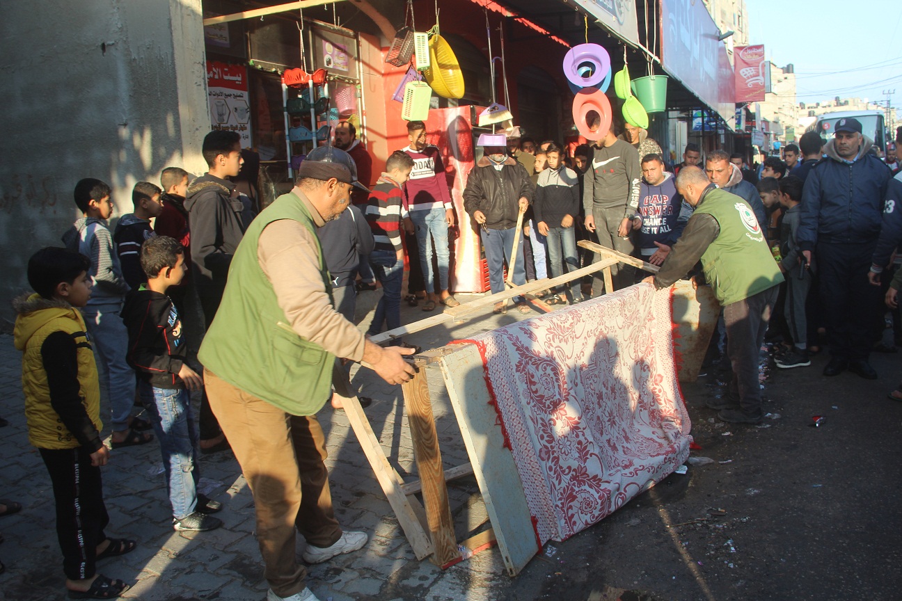 بلدية رفح تزيل التعديات بحي تل السلطان غربي المدينة