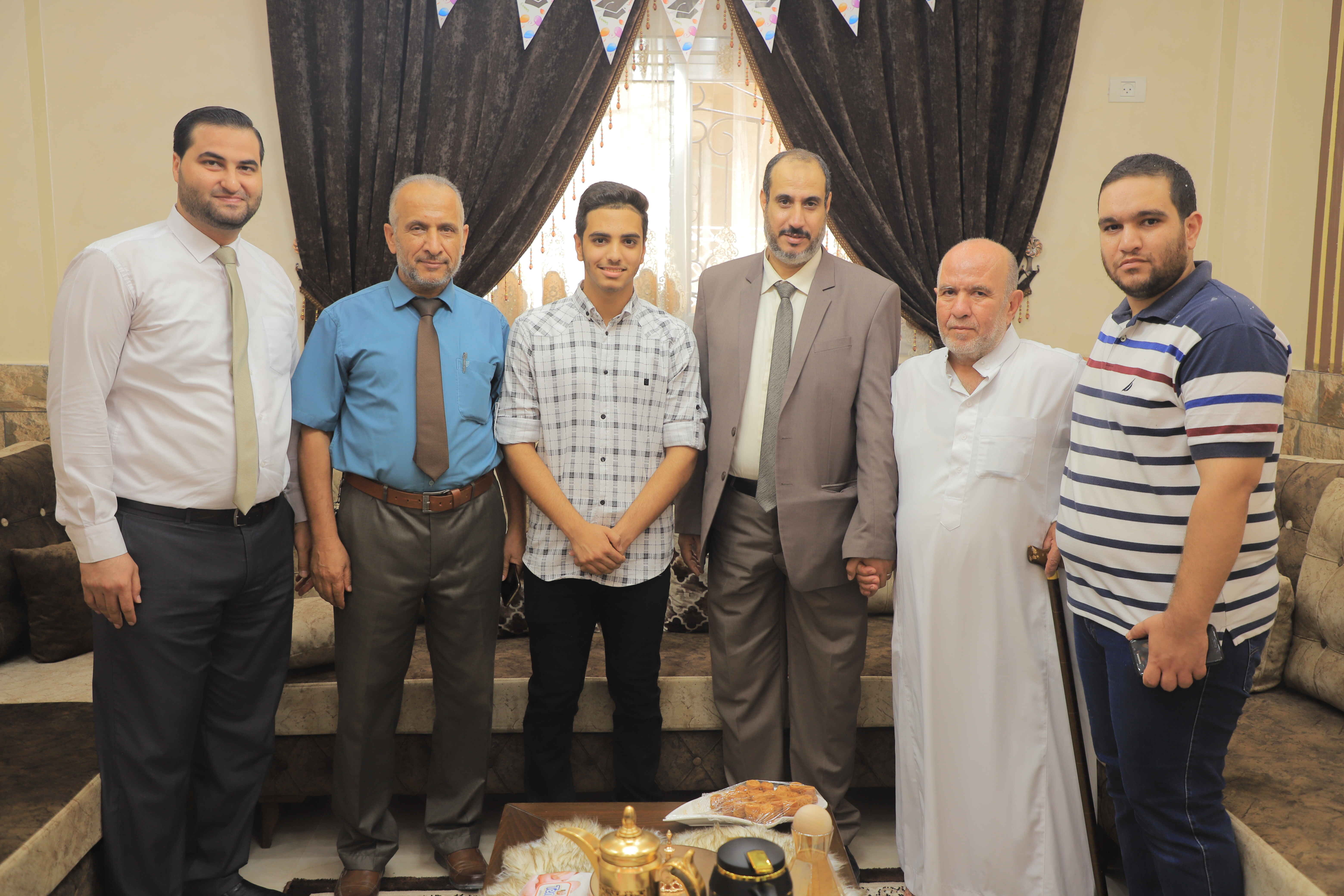 خلال زيارات ميدانية.. بلدية رفح تهنئ أوائل الثانوية العامة برفح