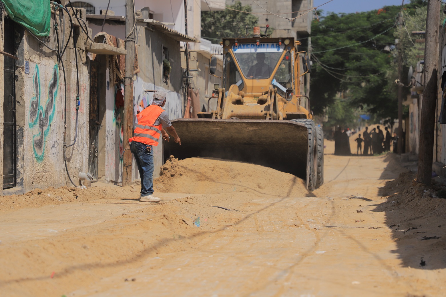 بلدية رفح تبدأ برصف شارعين في حي مشروع عامر