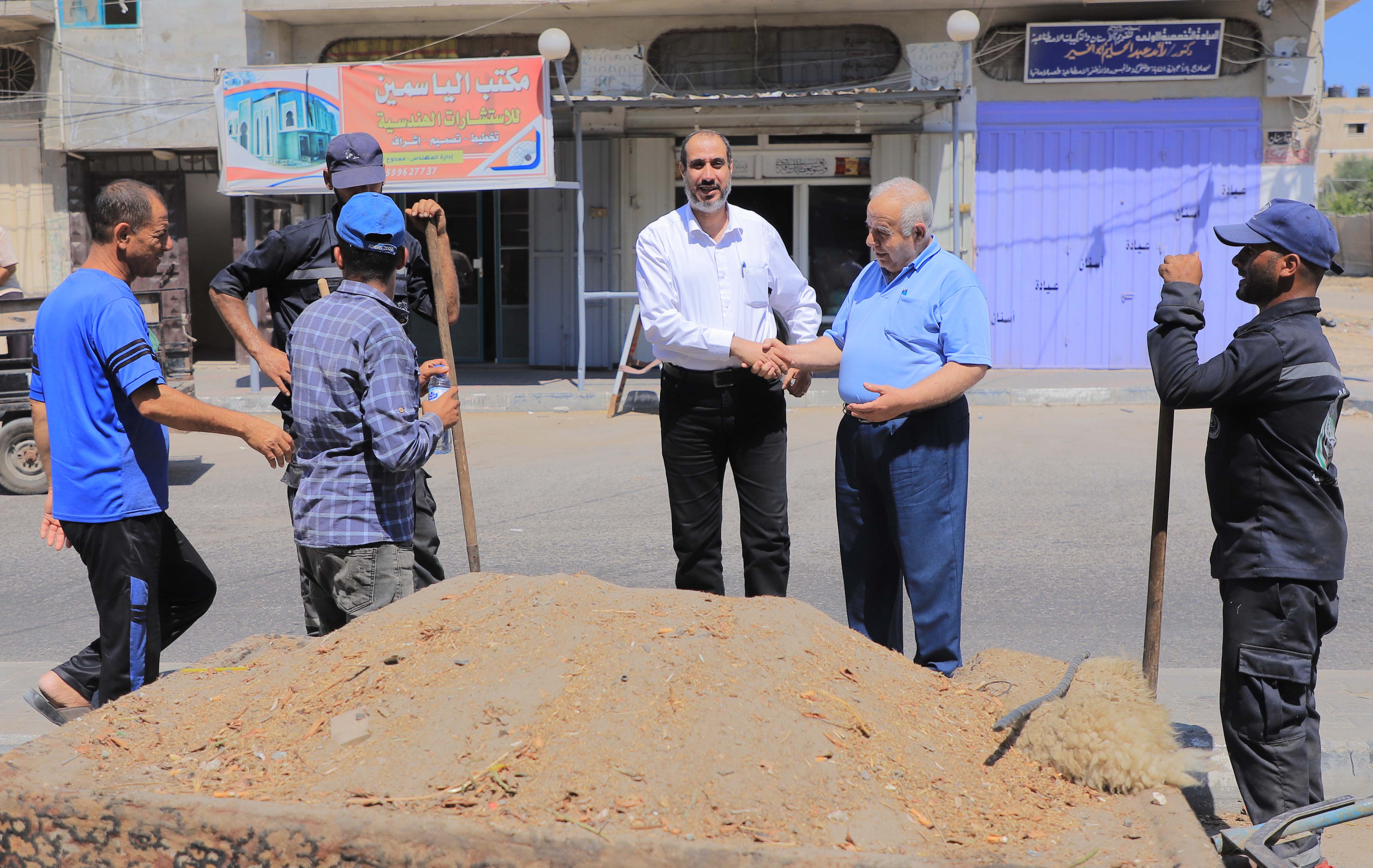 رئيس بلدية رفح يتفقد أعمال النظافة في شوارع المدينة