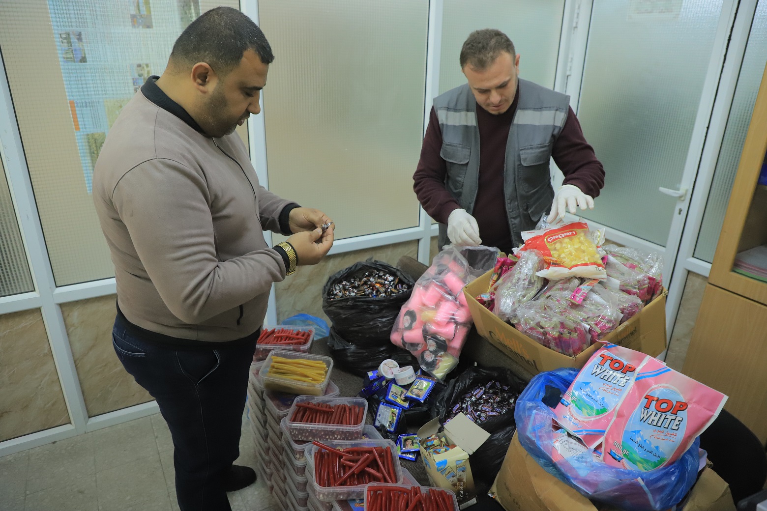 بلدية رفح تتلف (380) كيلو من المواد الفاسدة في سوق السبت