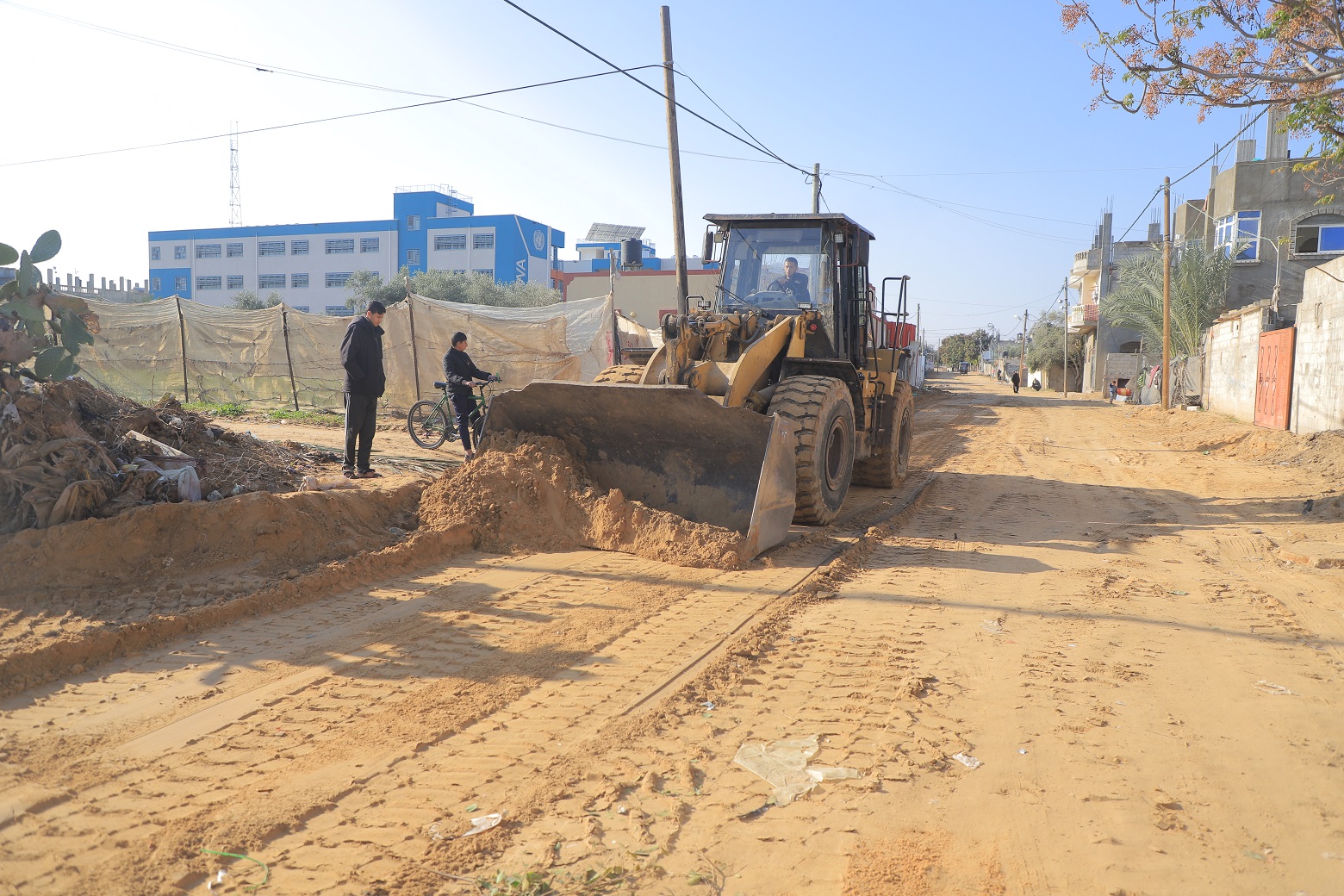 بلدية رفح تشرع بتعبيد الطريق أمام مدرسة حي السلام