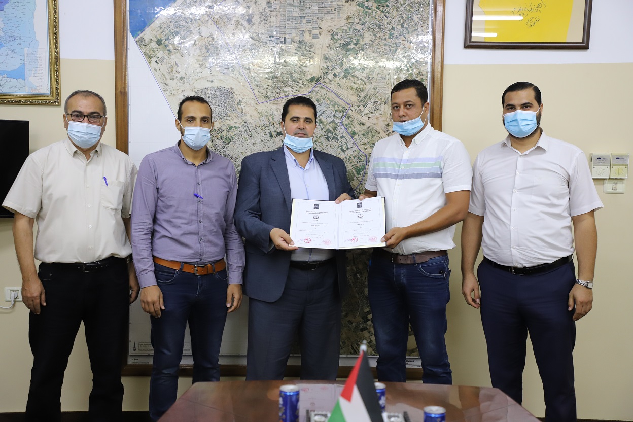 بلدية رفح توقع مذكرة بدء العمل بصيانة طرق رئيسية بالمدينة