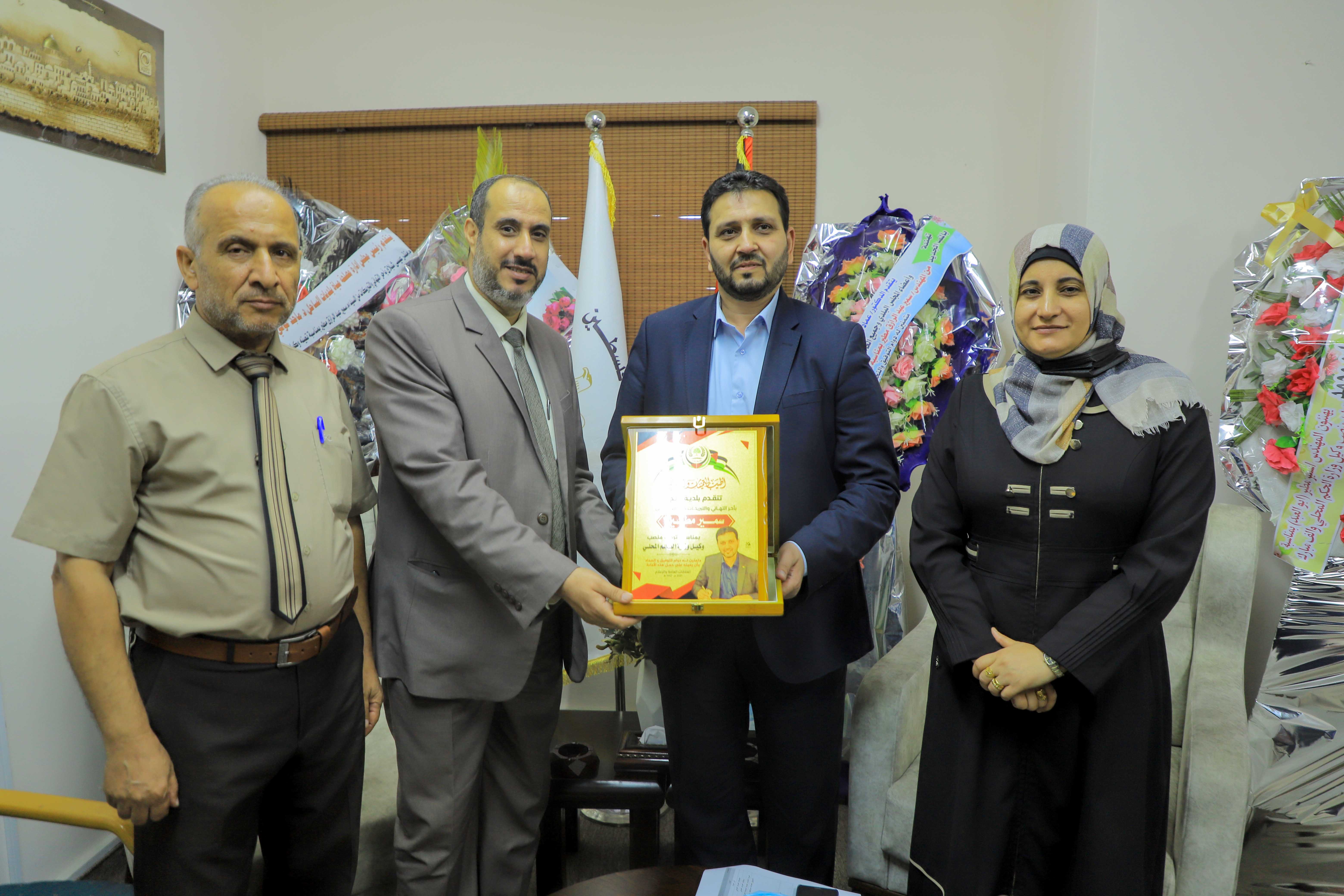 بلدية رفح تهنئ م. سمير مطير بتوليه منصب وكيل وزارة الحكم المحلي وتبحث معه عددًا من القضايا المشتركة