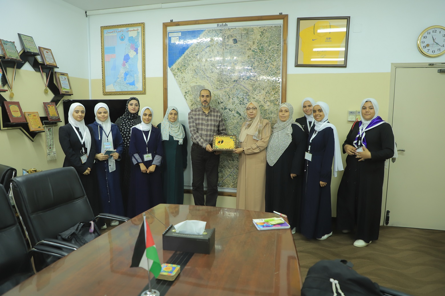 رئيس بلدية رفح يستقبل وفدًا من مدرسة مريم فرحات الثانوية