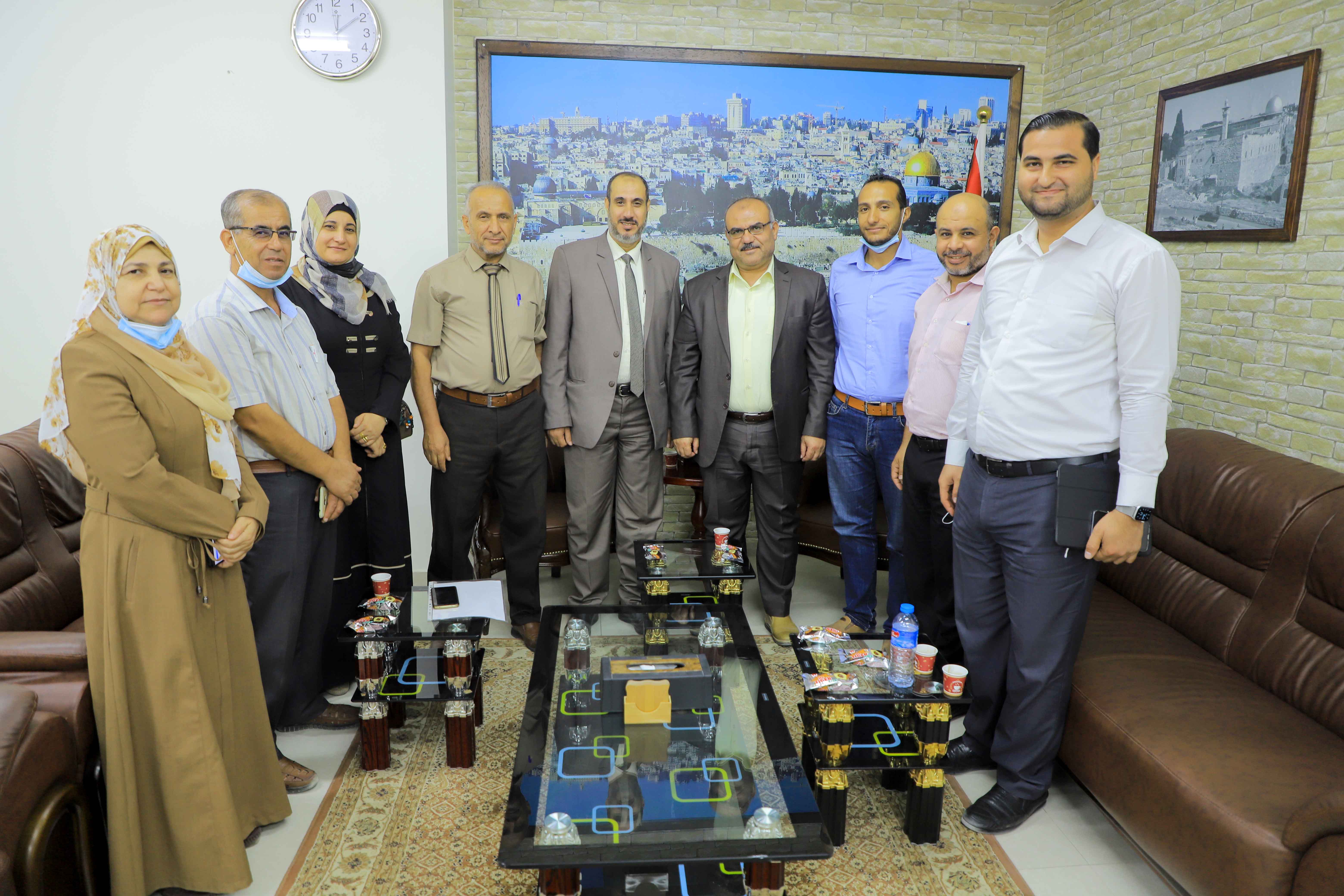 بلدية رفح تبحث مع وزارة الأشغال العامة والإسكان حلول لمعالجة تآكل شاطي القرية السويدية