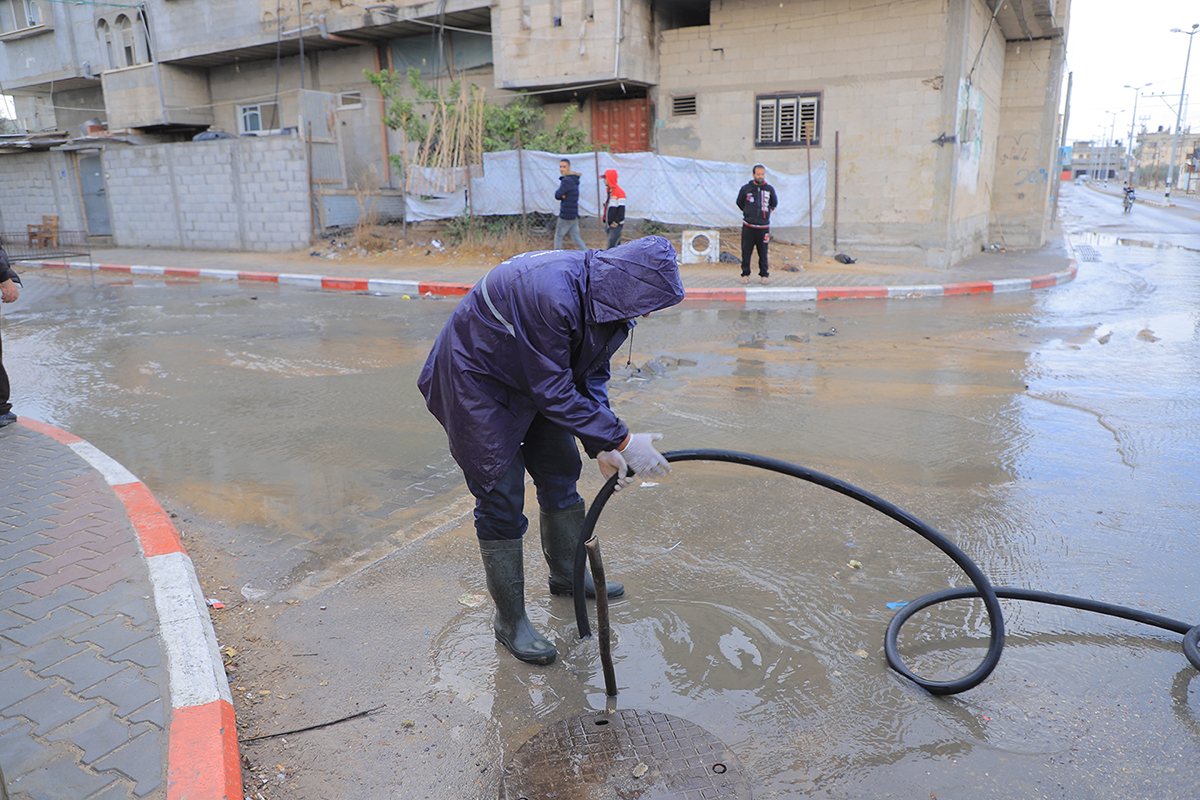 لجنة طوارئ الشتاء برفح تعالج آثار المنخفض الجوي الأخير