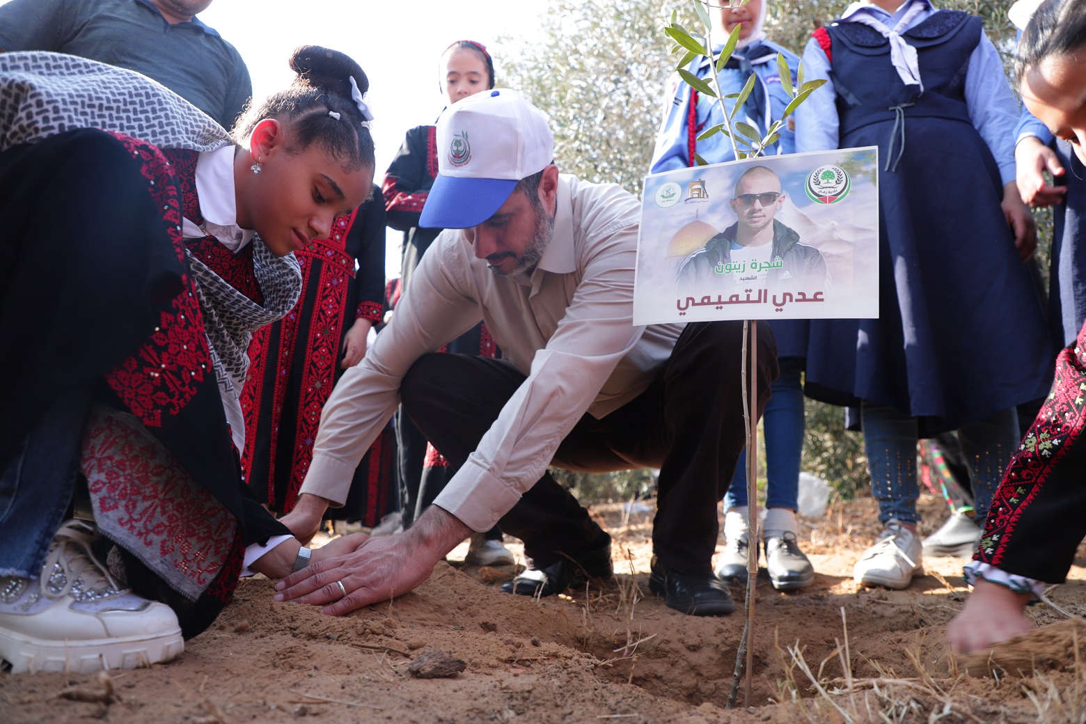 رئيس بلدية رفح يغرس شتلة زيتون باسم الشهيد 