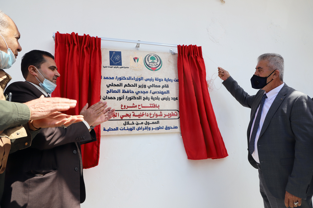 وزير الحكم المحلي يفتتح مشروع تطوير شوارع داخلية بحي الجنينة في رفح