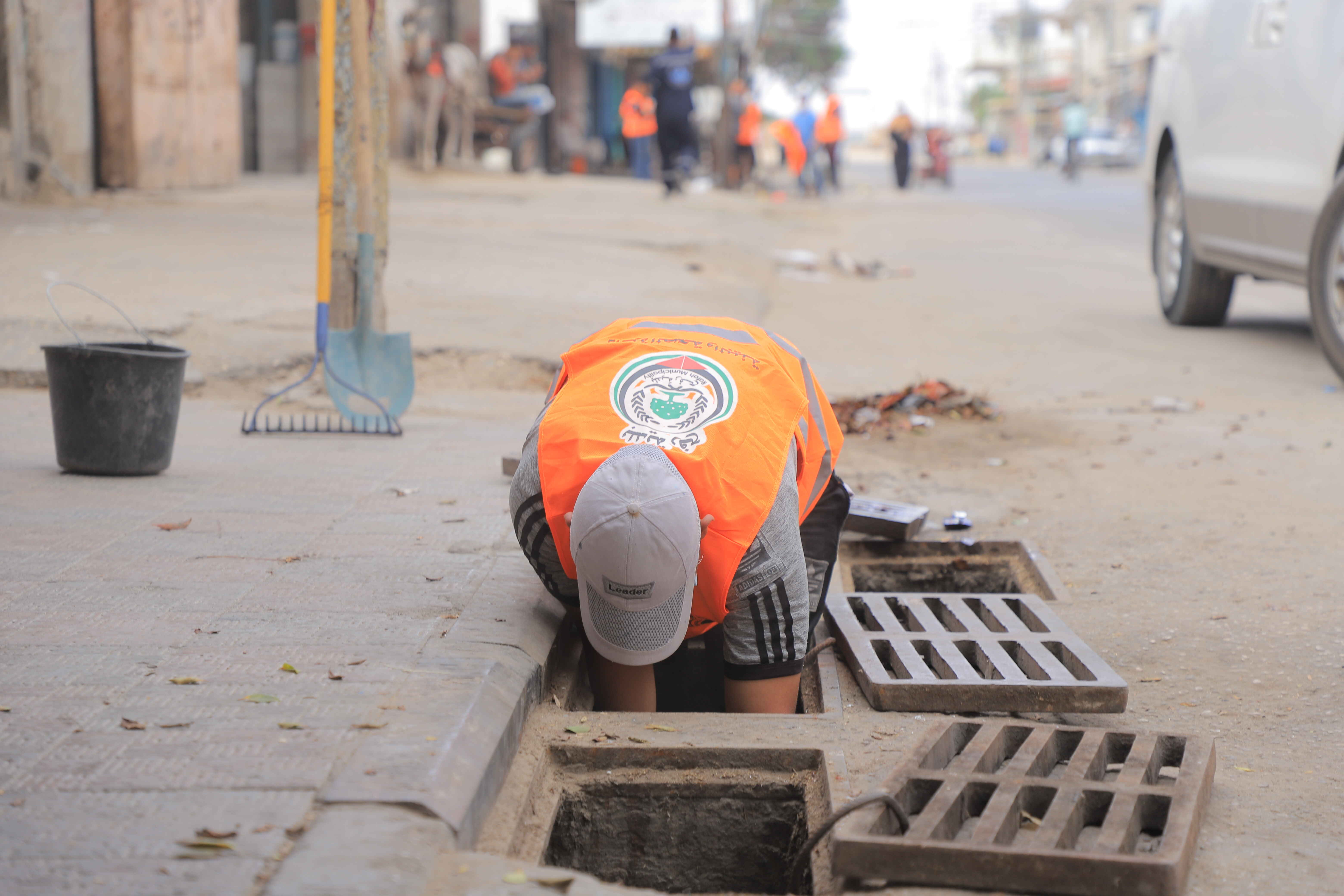 بلدية رفح تواصل تنظيف مصارف الأمطار وكنس الشوارع في المدينة