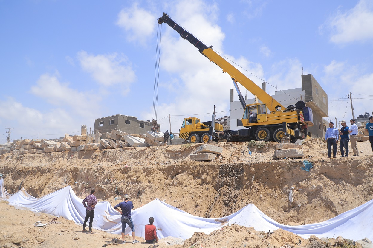 بدء العمل بوضع كتل خرسانية للحد من نحر الشاطئ برفح