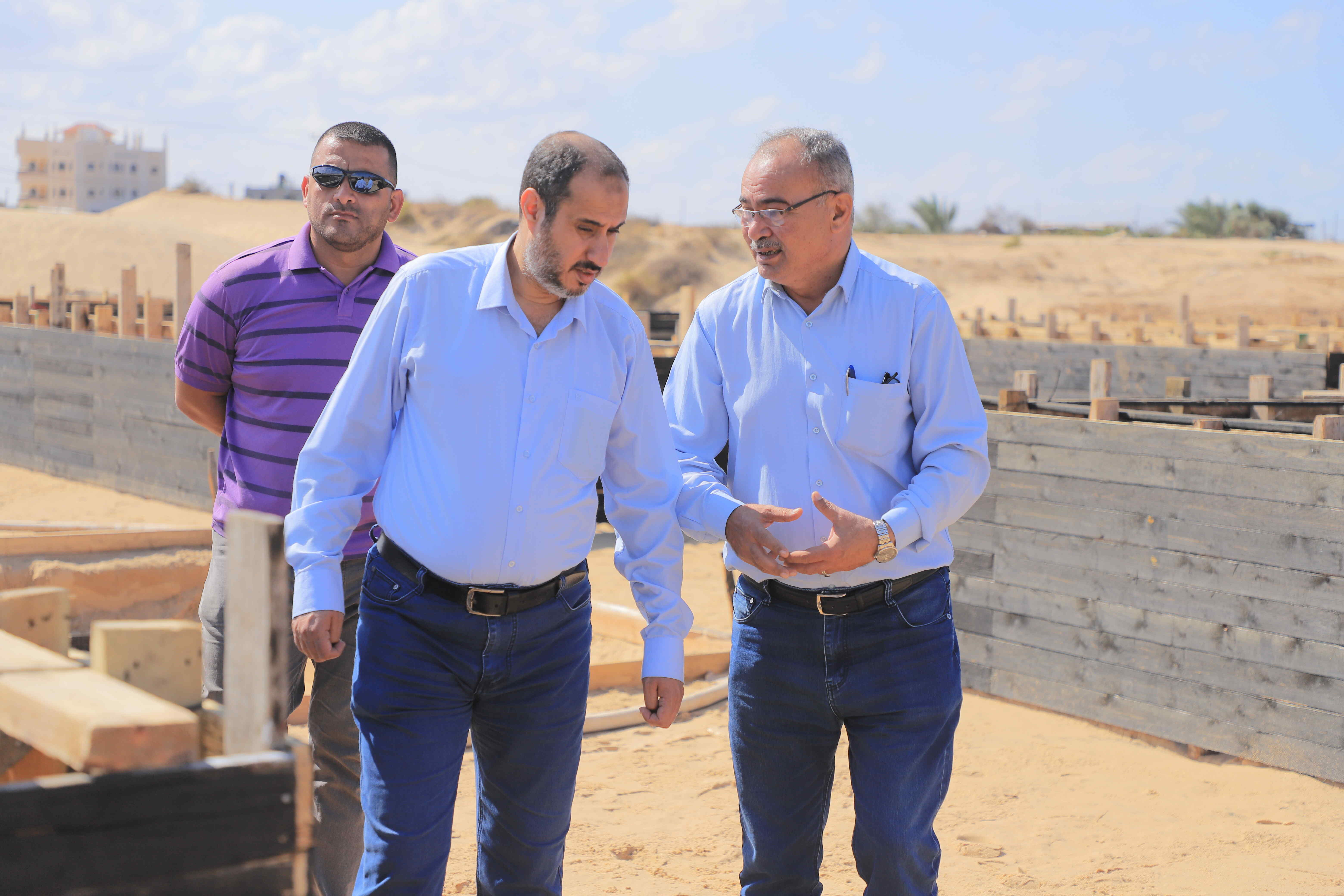 رئيس بلدية رفح يتفقد مجريات العمل بمشروع مستشفى حمد بن جاسم