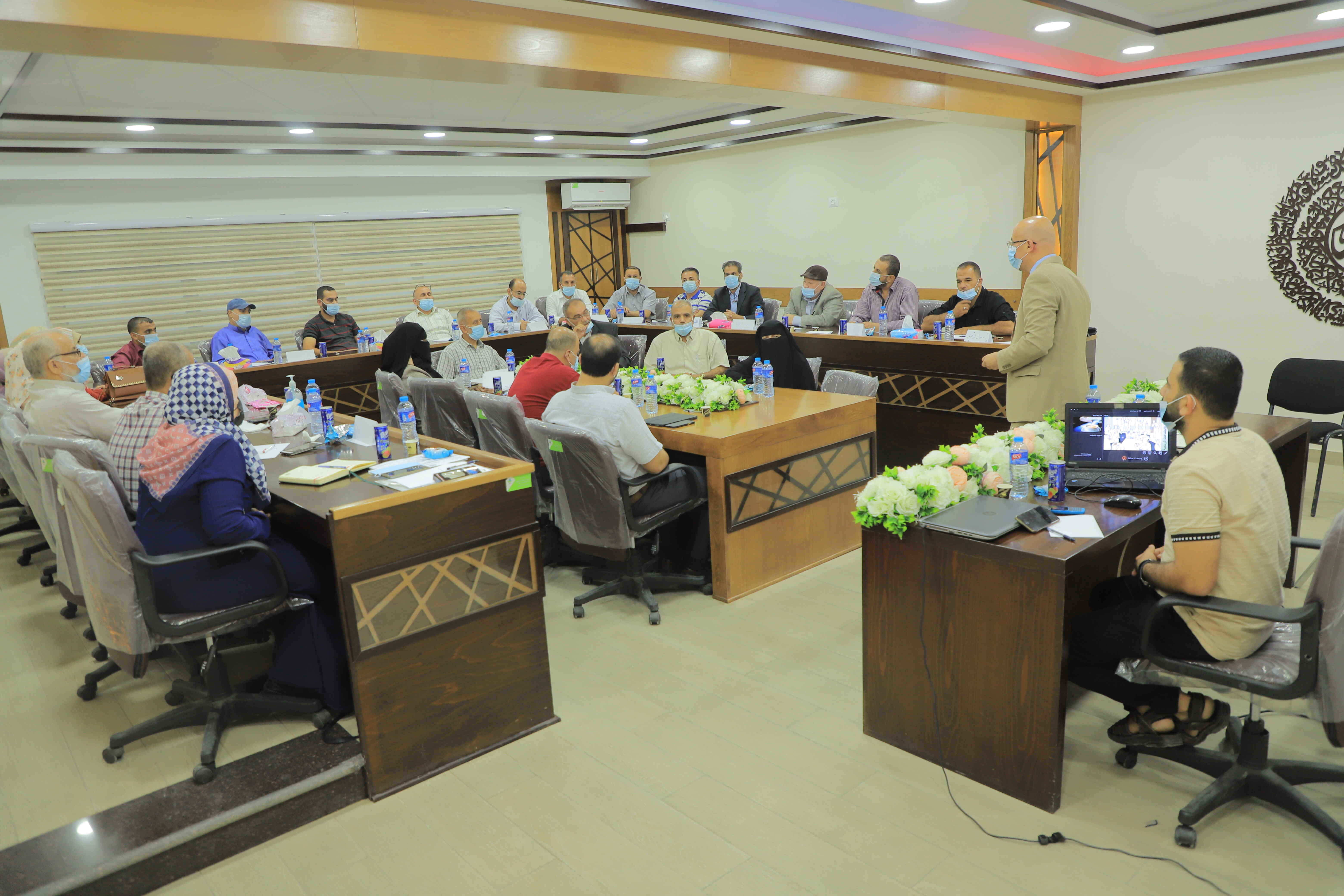 بلدية رفح تختتم دورة تدريبية متخصصة في قواعد البروتوكول والدبلوماسية