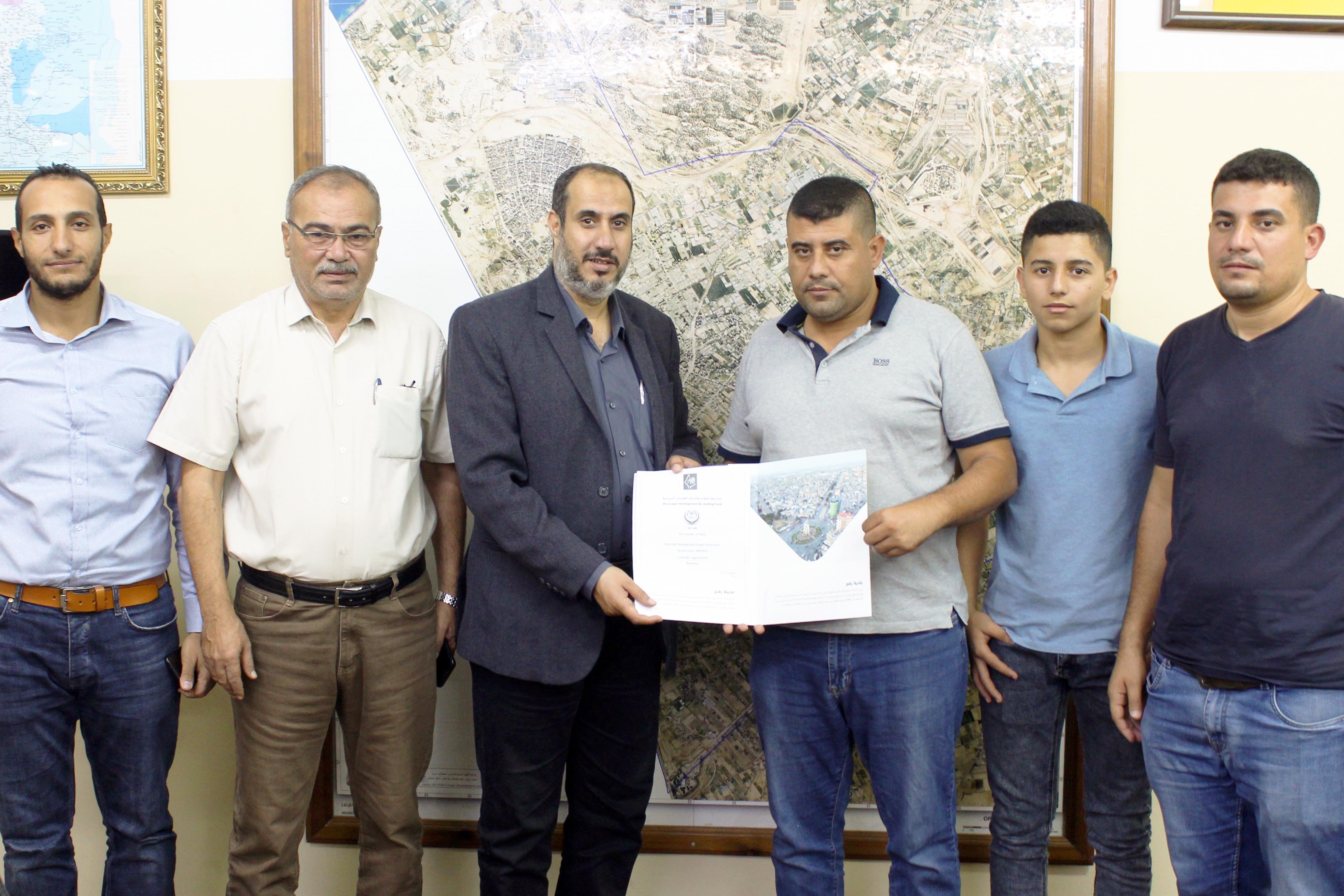 بلدية رفح توقع مذكرة مشروع تطوير شوارع داخلية بحي خربة العدس ومنطقة آل ماضي