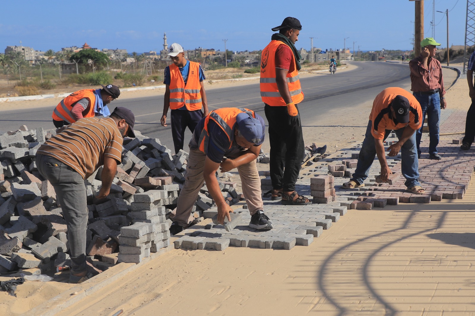 بلدية رفح تستكمل تعبيد رصيف شارع أبو بكر الصديق في حي المواصي
