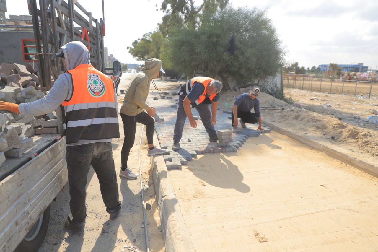 بلدية رفح تنجز أعمال تعبيد رصيف شارع أبو بكر الصديق